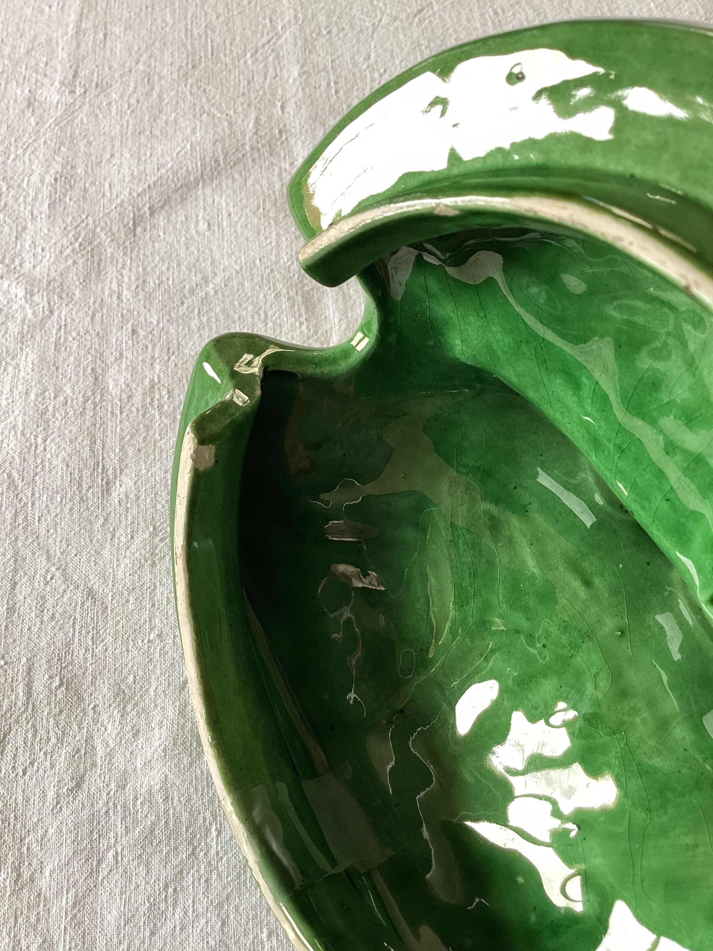 Soup bowl or vegetable in the shape of cabbage slurry