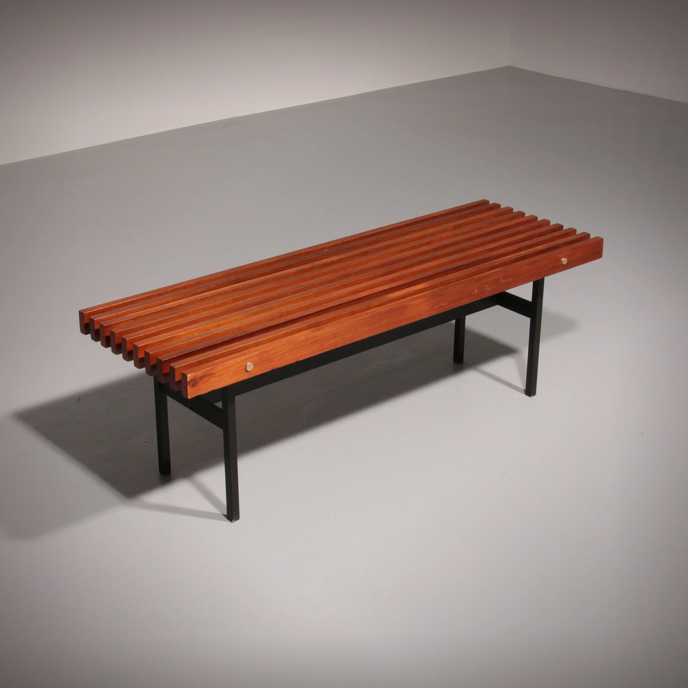 Banc en teck et métal, fabriqué en Italie, années 1970