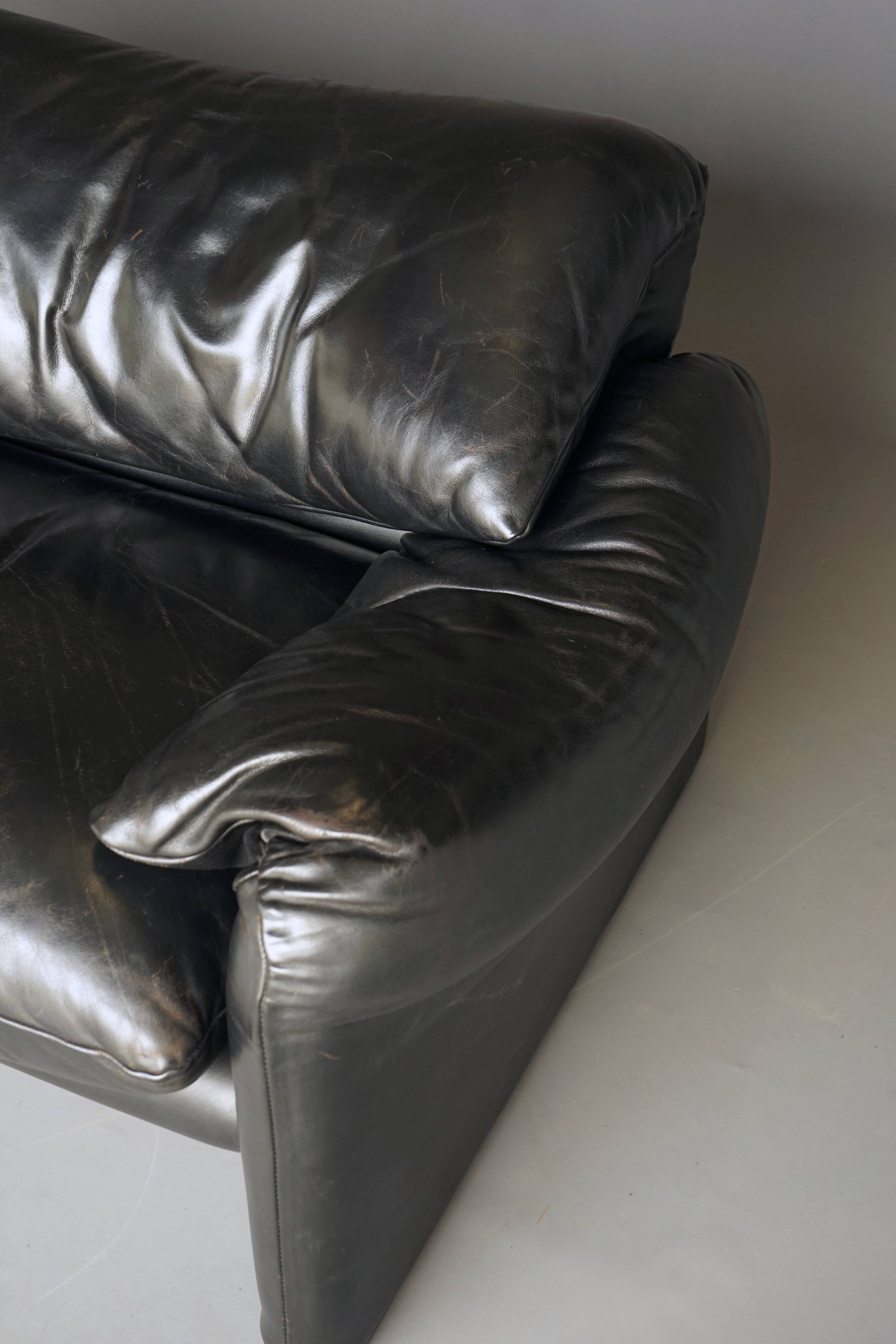 Two seater Maralunga Sofa in Black Leather for Cassina. 1970s