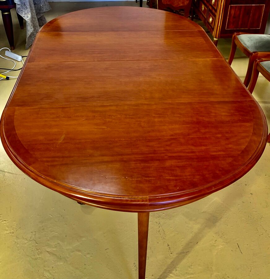 Round or oval table with four chairs in solid cherry, with extensions