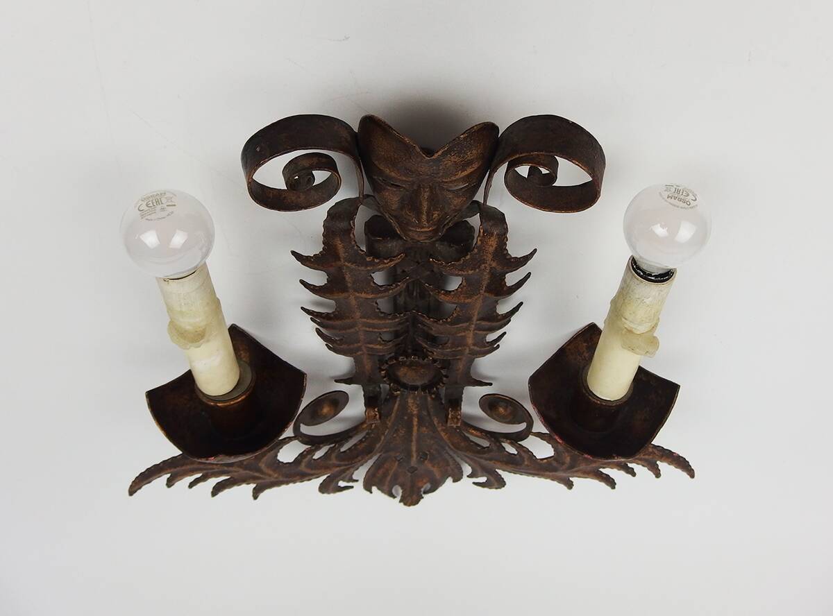 Paire d'appliques en fer forgé "masques vénitiens"