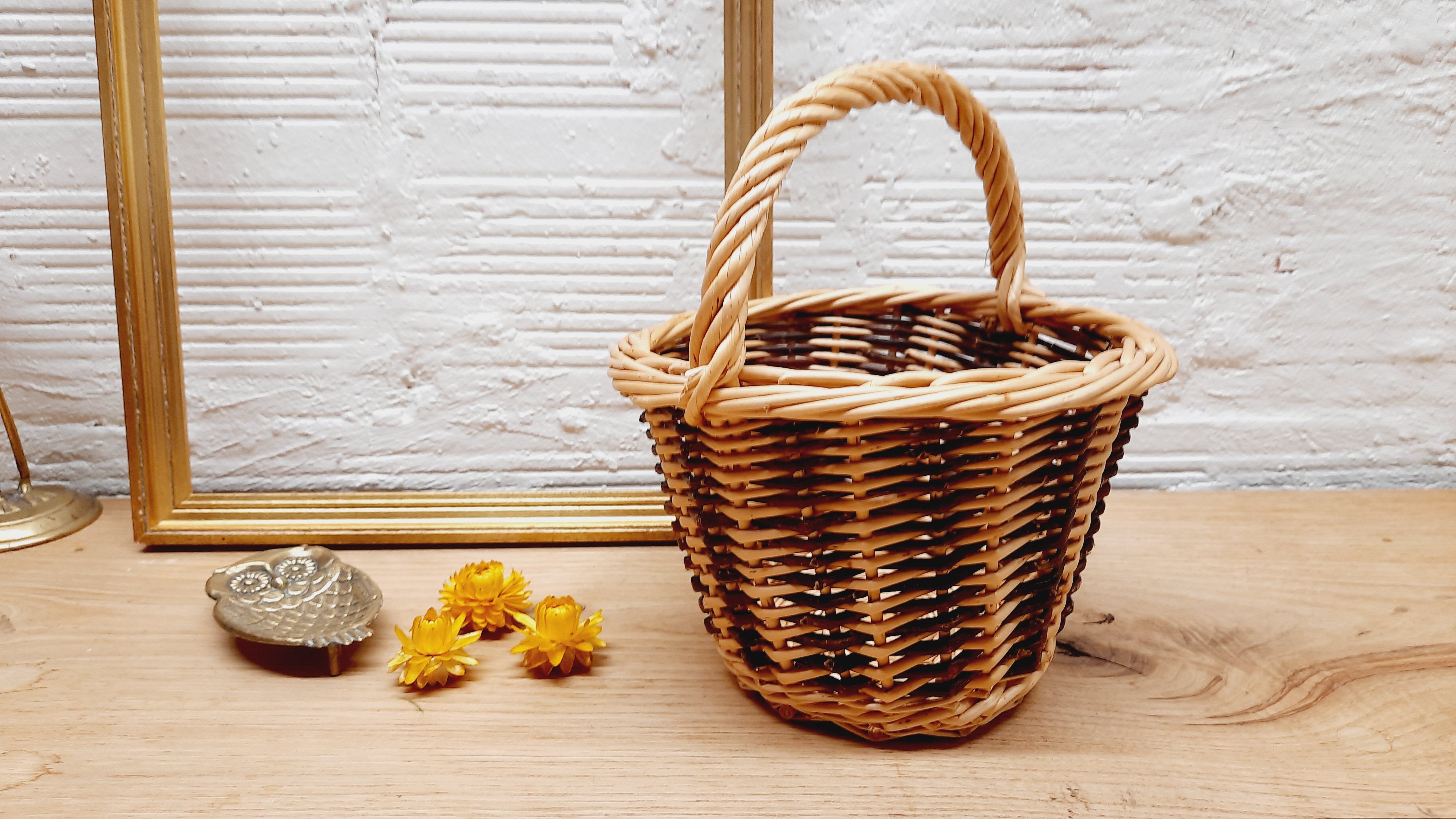 Two-coloured wicker basket