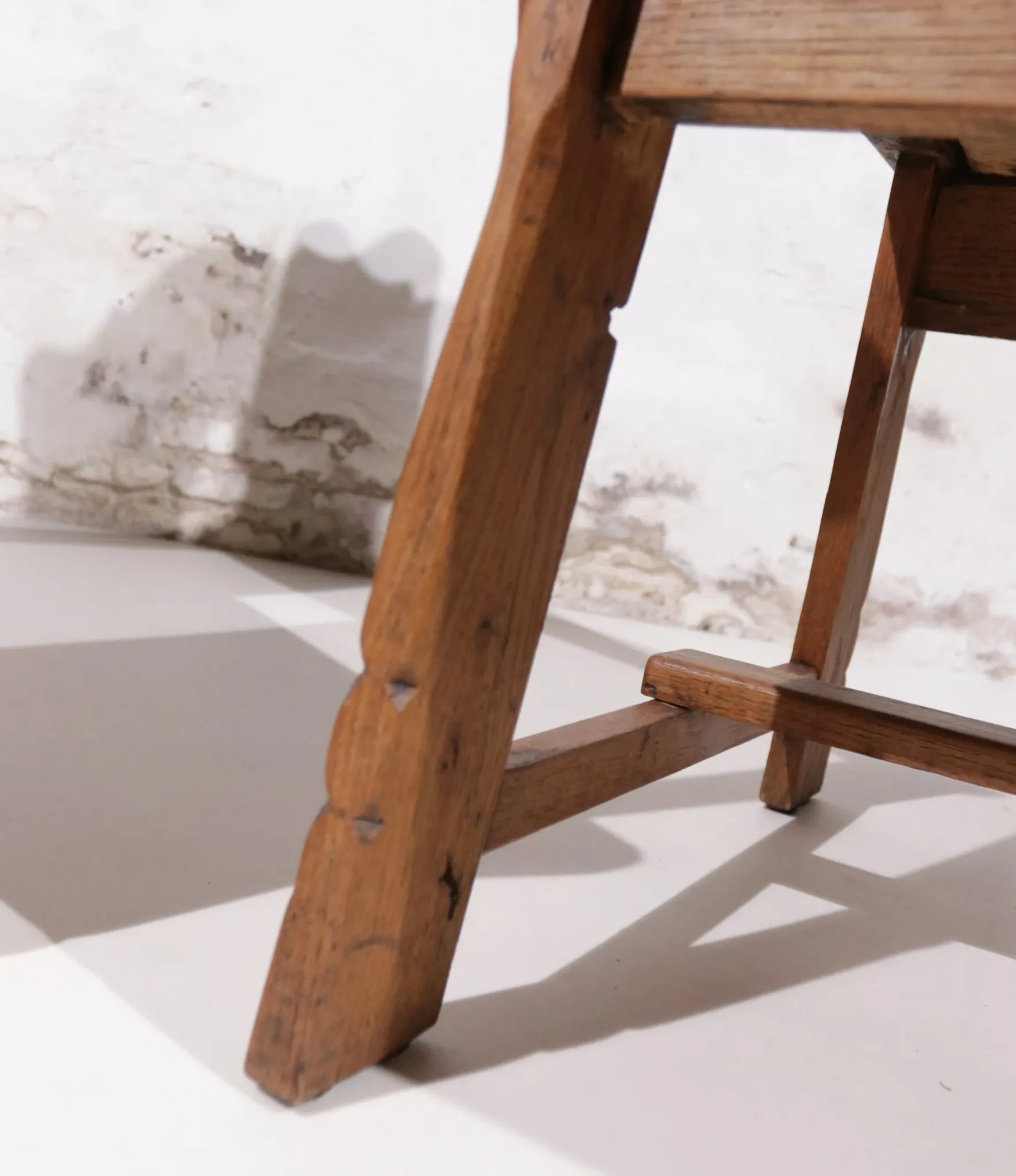 Pair of brutalist oak throne chairs with rush seats – Netherlands, 1930s