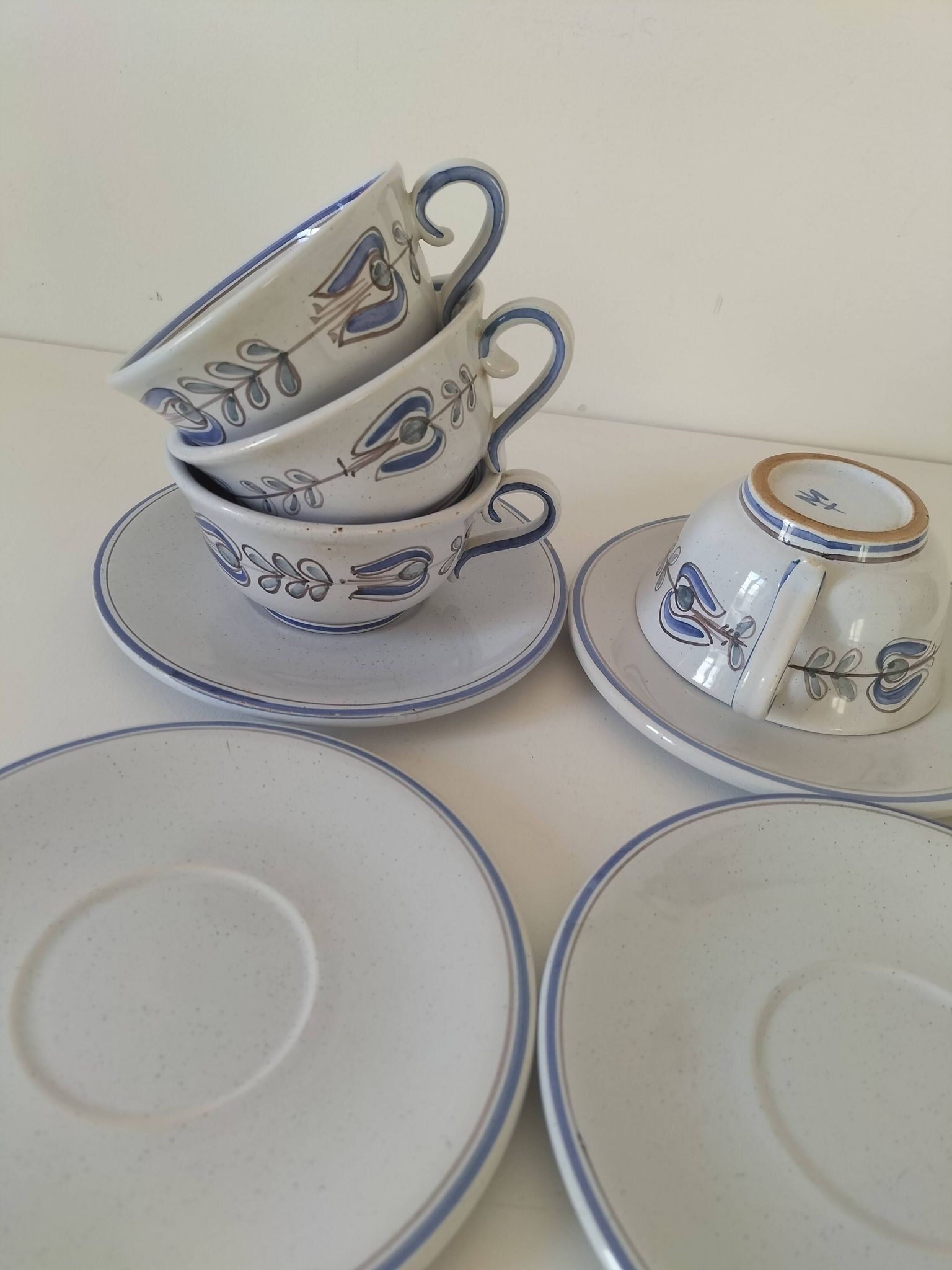 Tasses et soucoupes en terre vernissée