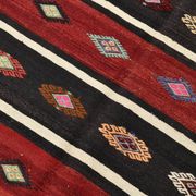 Tapis kilim persan rouge et noir fait main 5x7, 168x228 cm