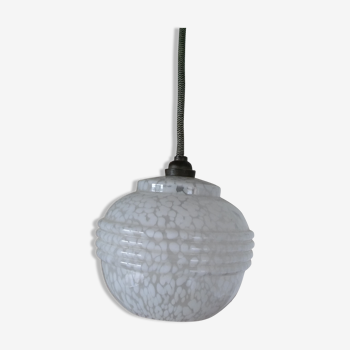 Suspension boule scandinave en verre opaline des années 50