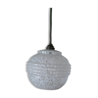 Suspension boule scandinave en verre opaline des années 50