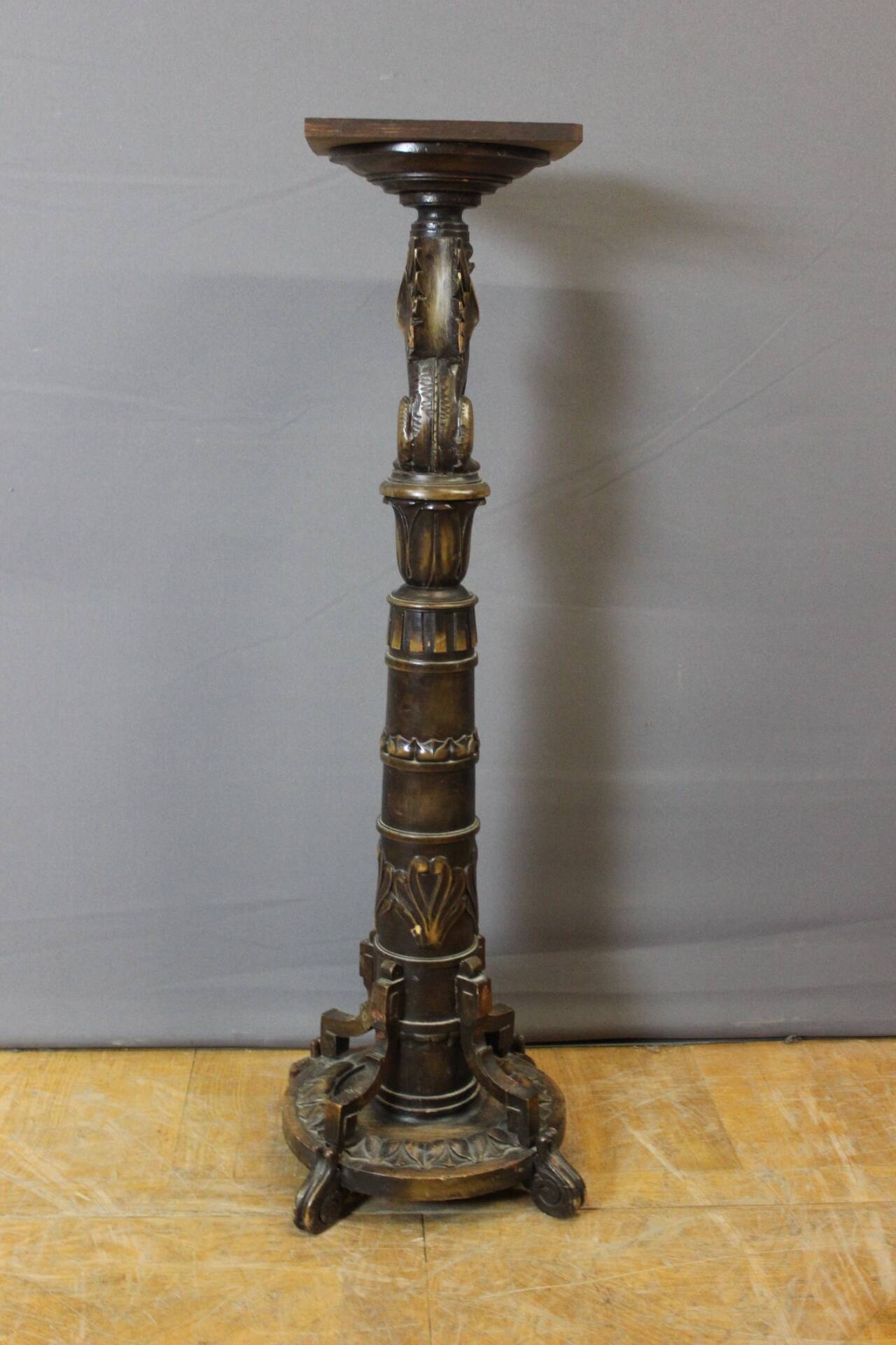 Presentation column with a carved Sphinx decoration from around 1900.