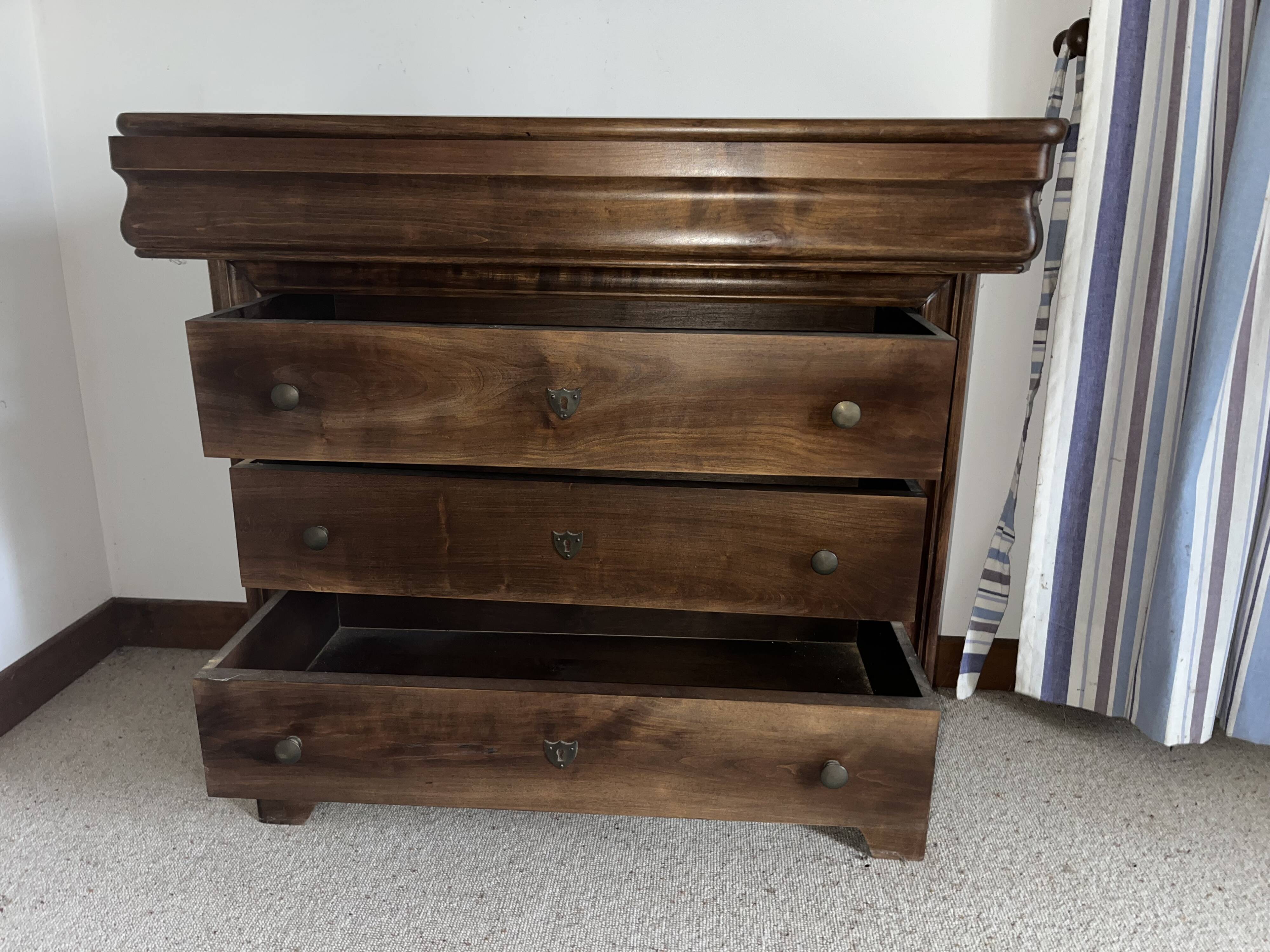 Antique Commode Style