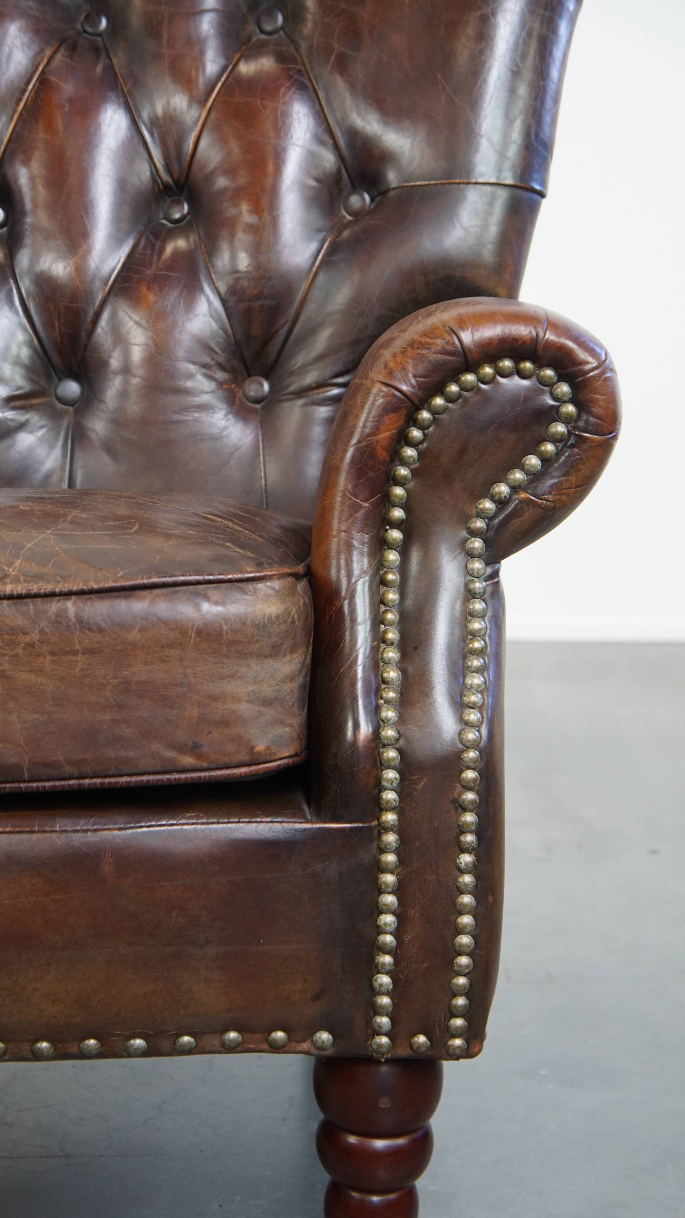 Fauteuil Chesterfield classique en cuir de vachette grainé couleur cognac