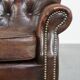 Fauteuil Chesterfield classique en cuir de vachette grainé couleur cognac
