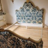 Venetian style bed