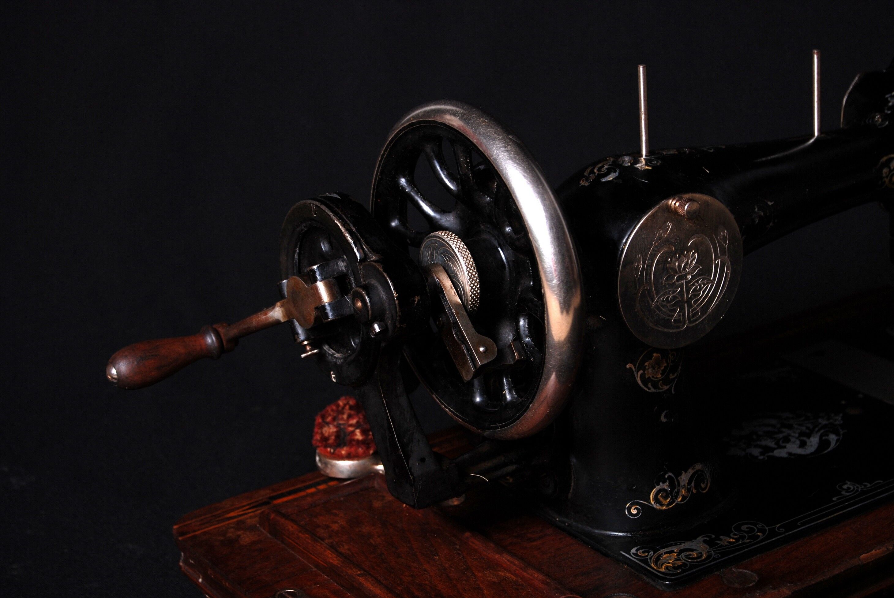 Hand crank sewing machine