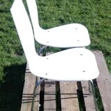 Paire de chaises blanches en plexiglas