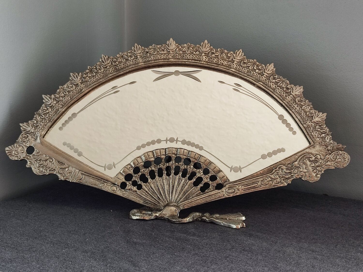 Table mirror vintage engraved glass fan