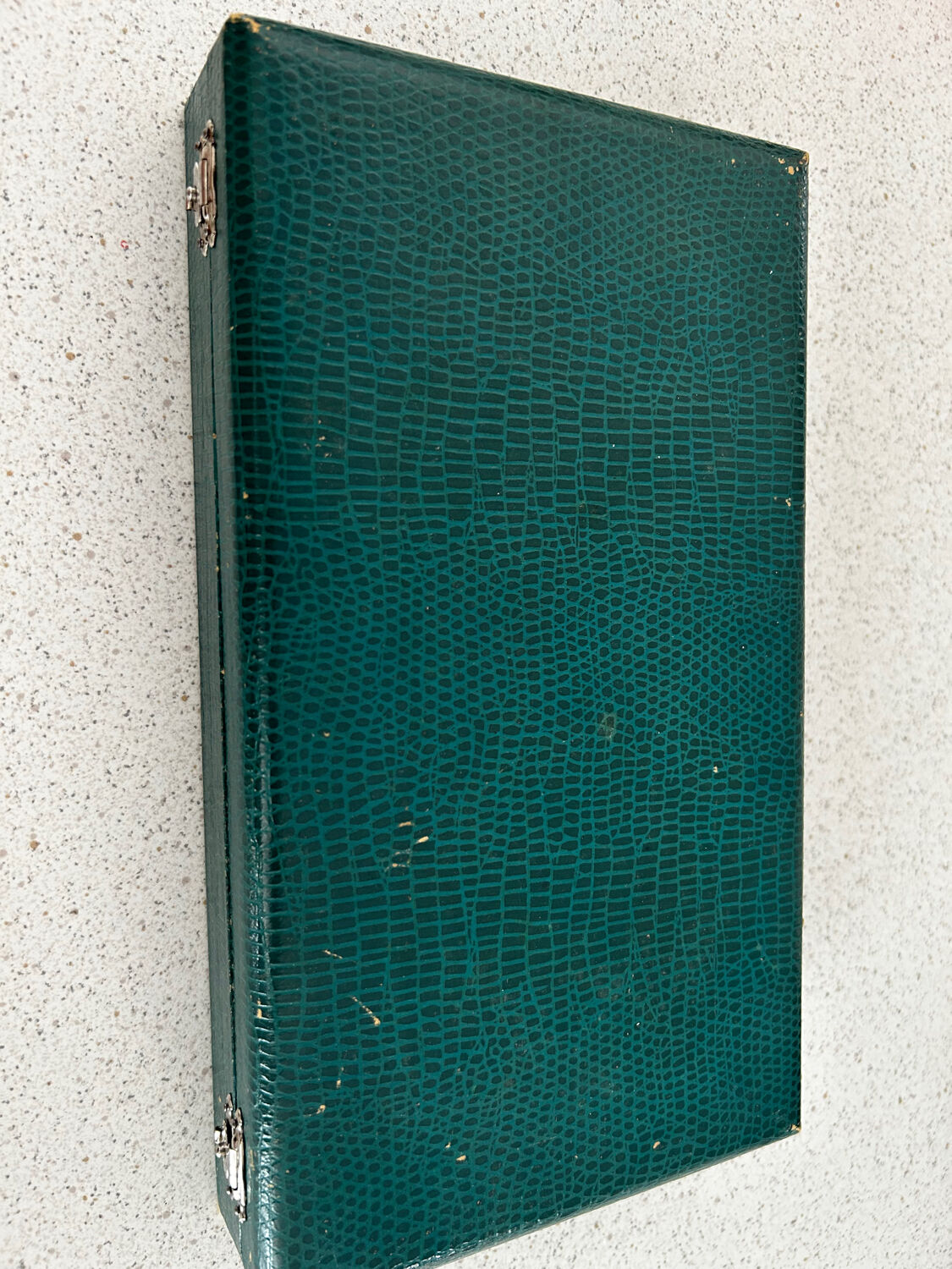 Box of 12 knives with horn handles