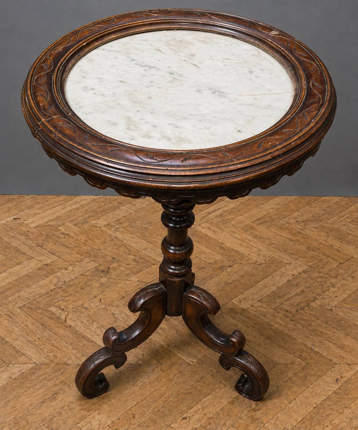 Guéridon époque Napoléon III, reposant sur un élégant piètement tripode