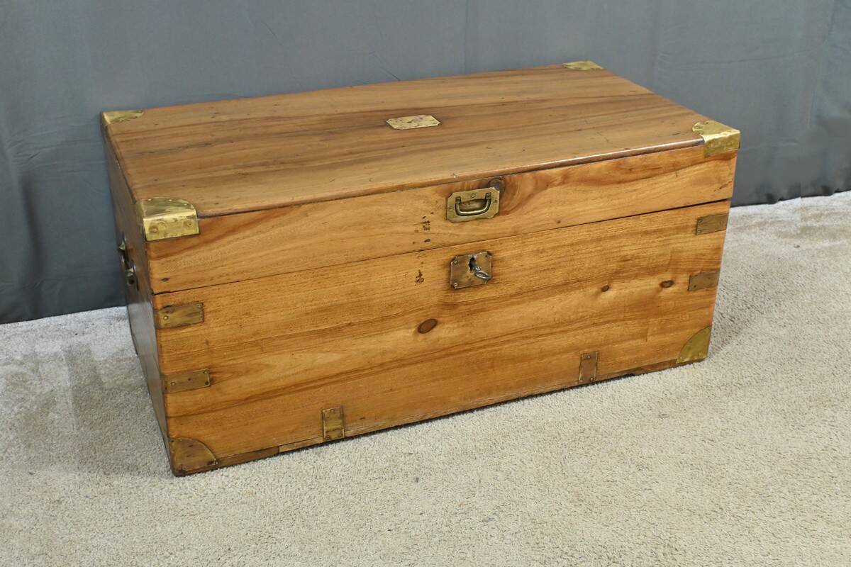 Marine trunk in camphor wood, India – Late 19th century