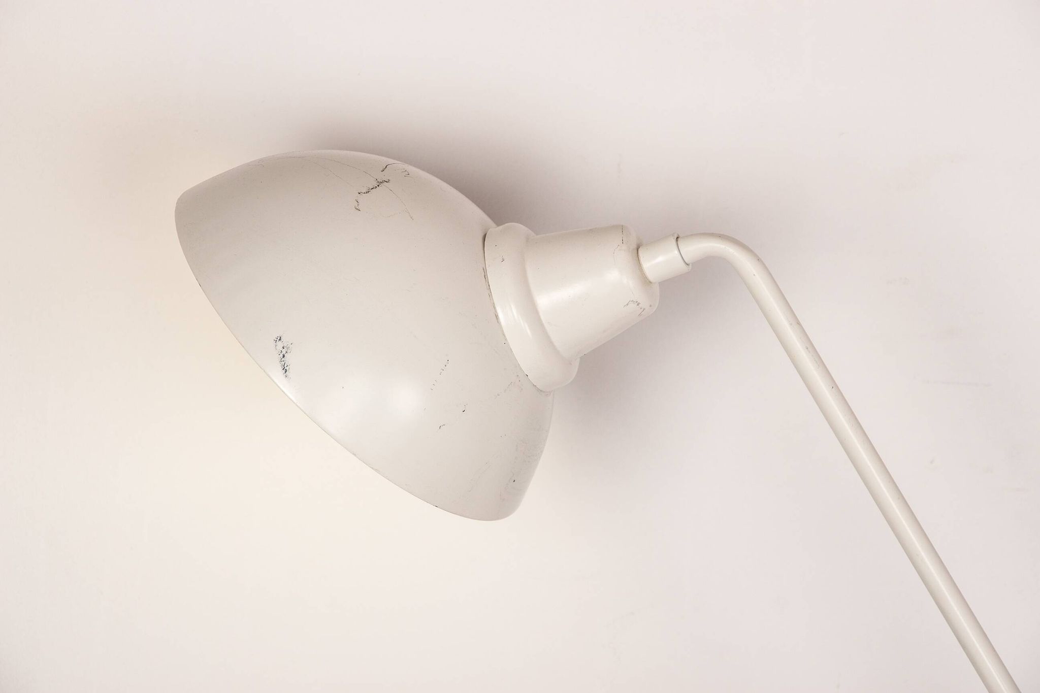 Lampe de bureau inclinable en métal blanc 1960.
