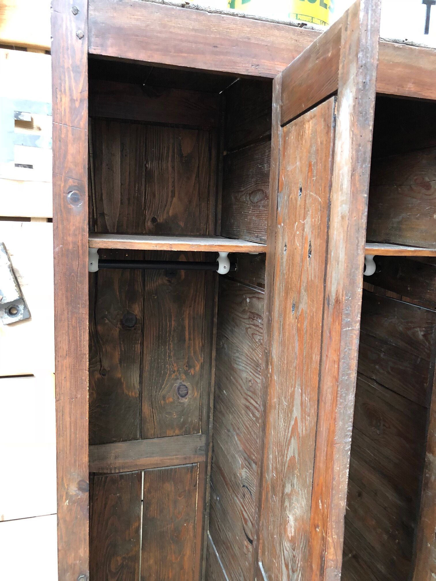 Ancien vestiaire d'usine en bois