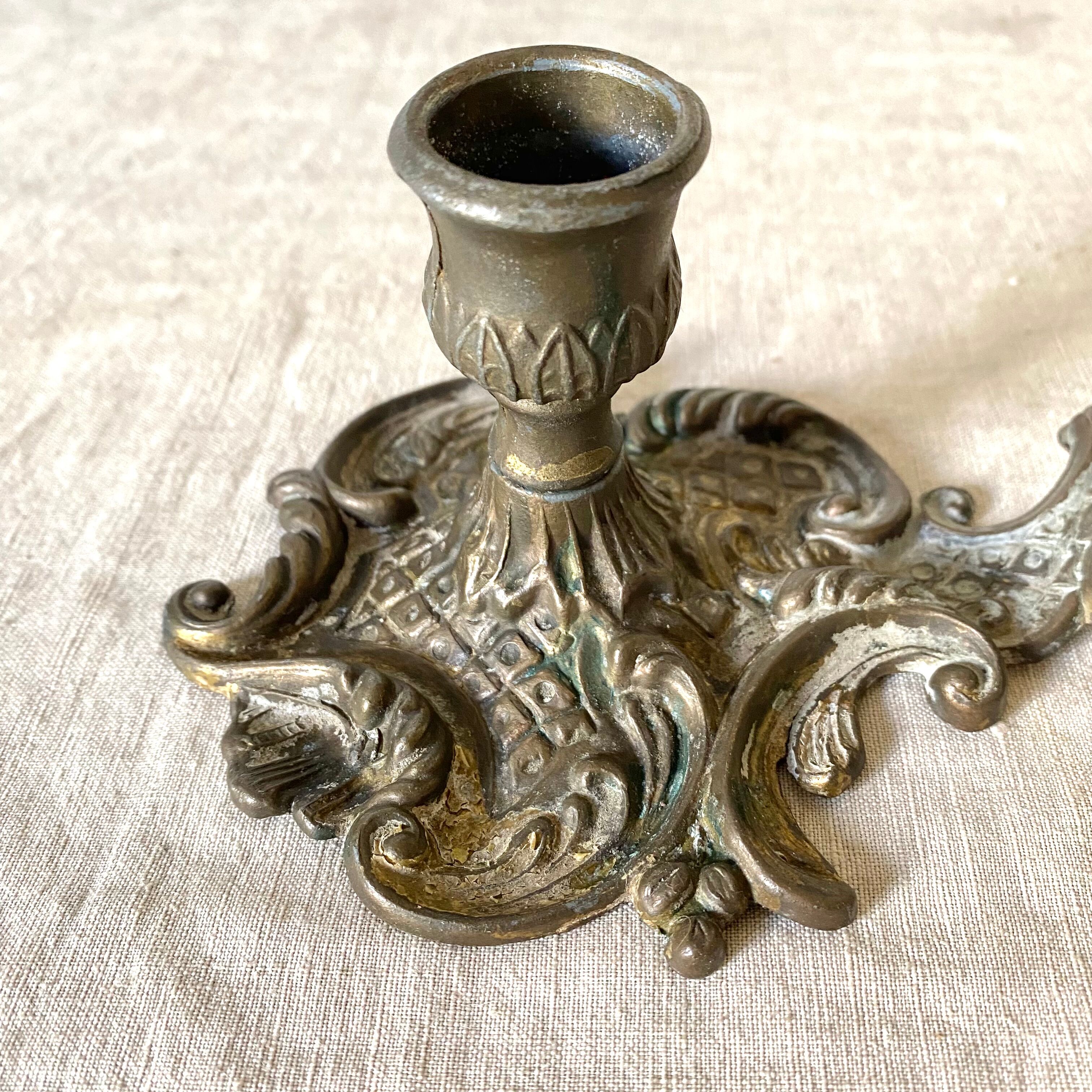 Antique style thumb candle holder