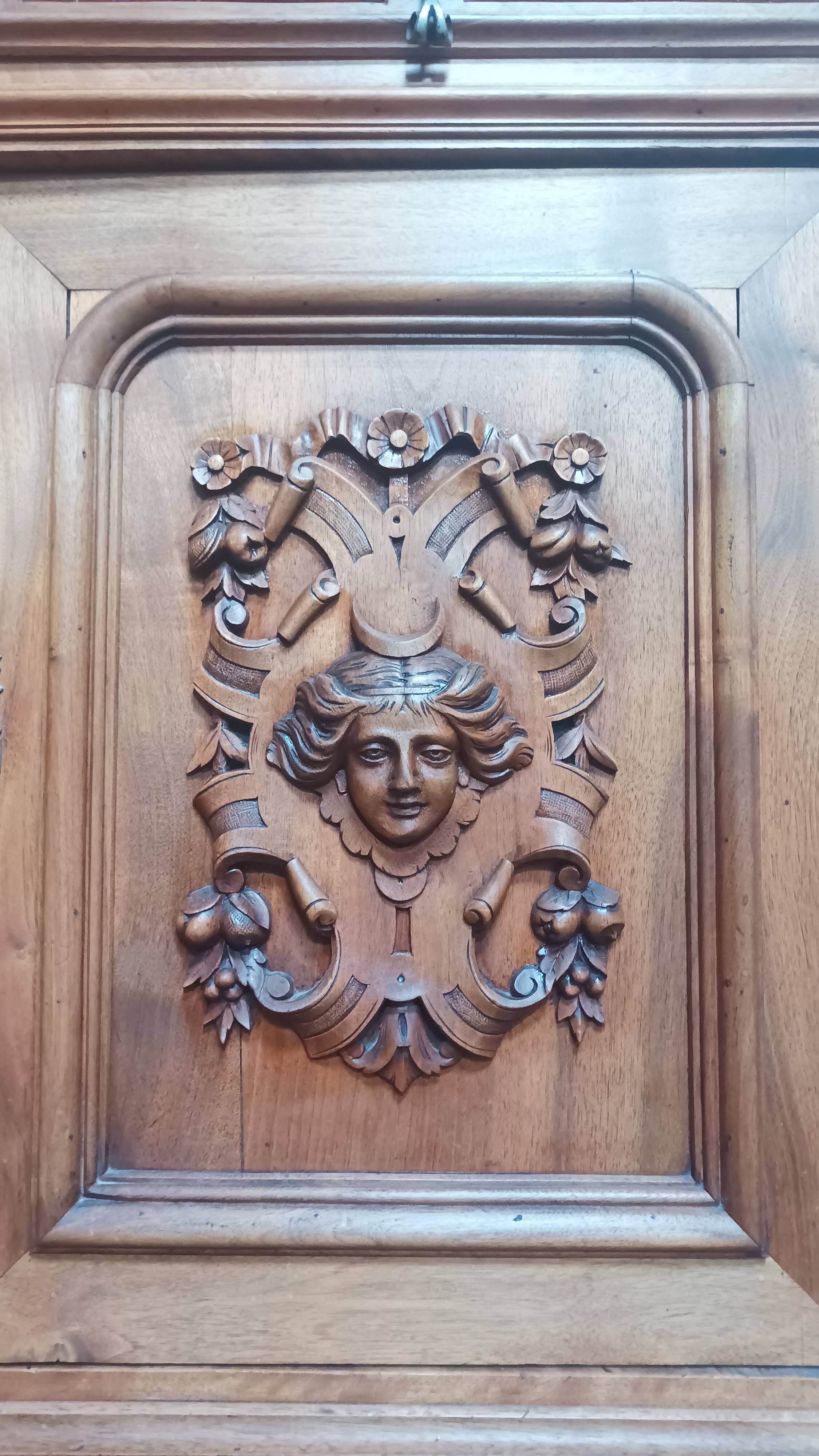 Buffet Saint Hubert en noyer époque 19ème