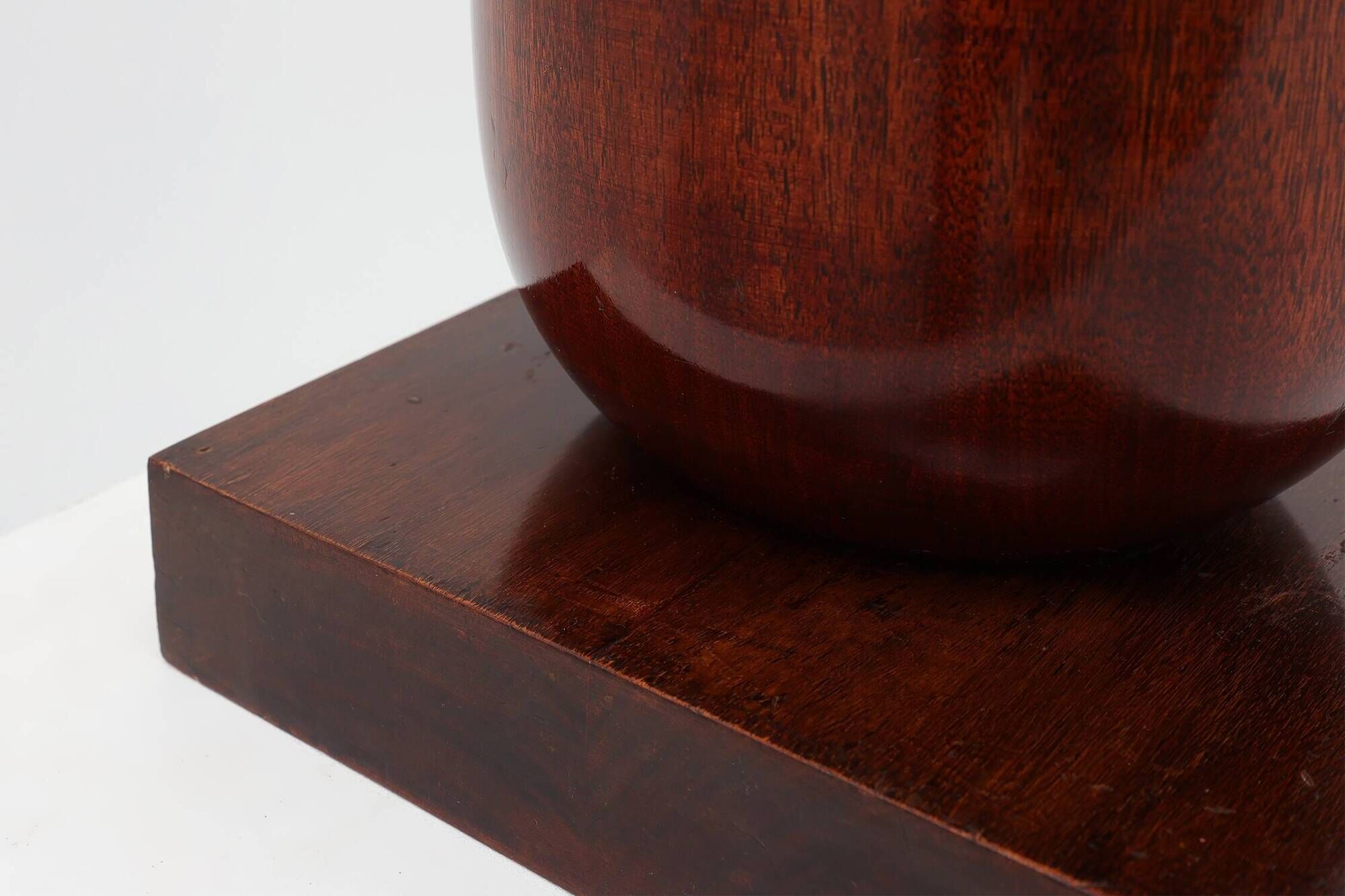Lampe Art déco sculpturale en bois avec éclairage sur base carrée, vers 1920