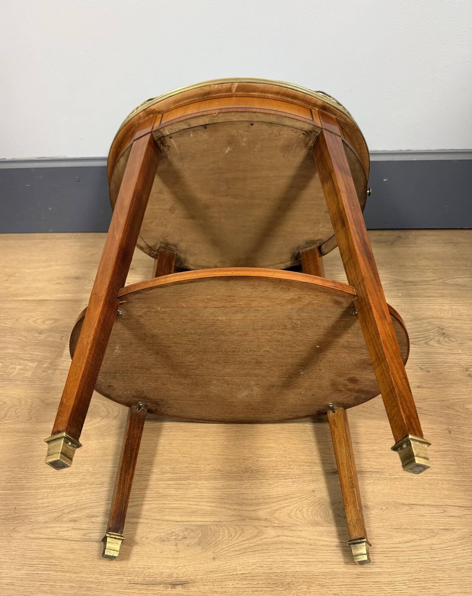 Oval bouillotte table