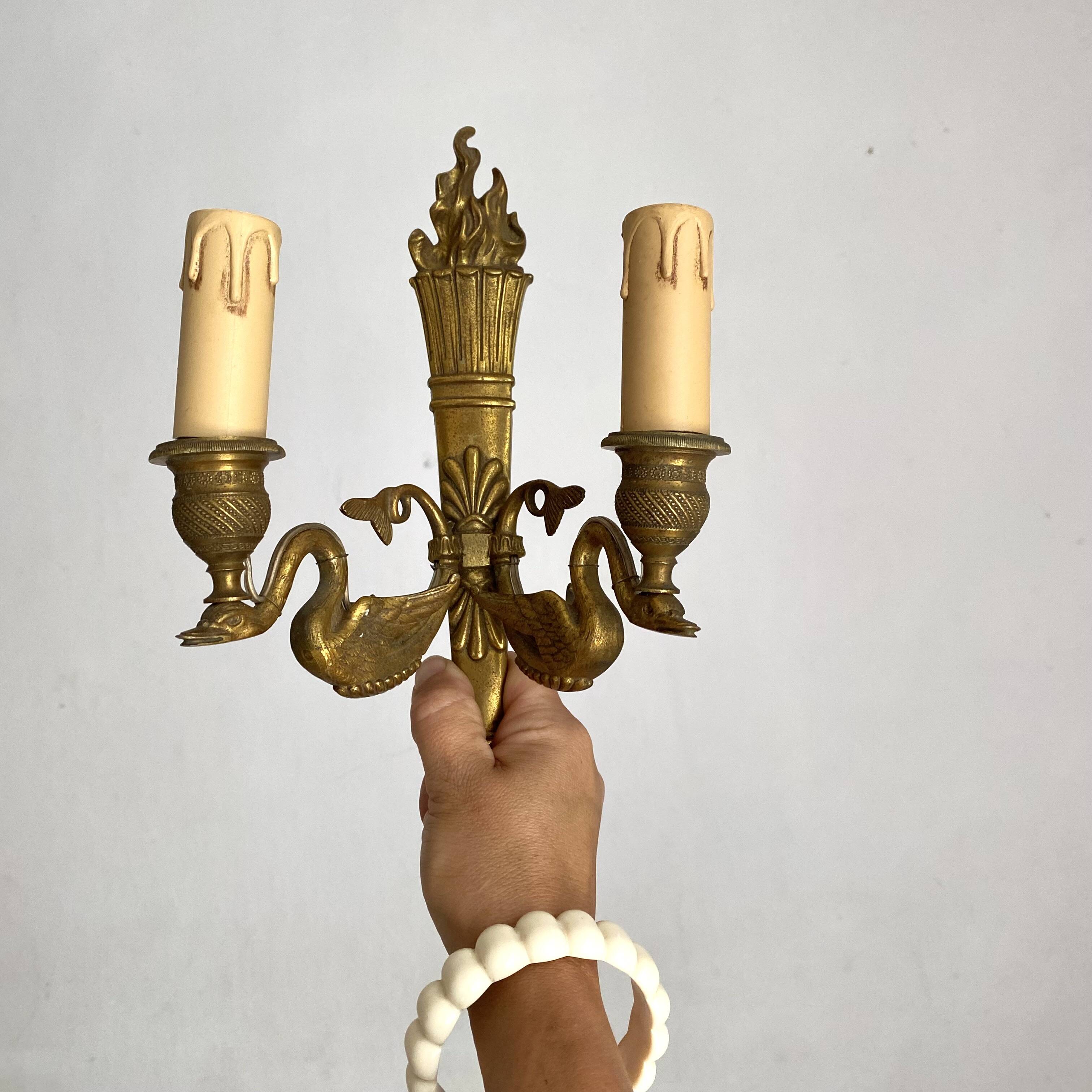 Paire d'appliques doubles en laiton style louis XVI décor de cygnes