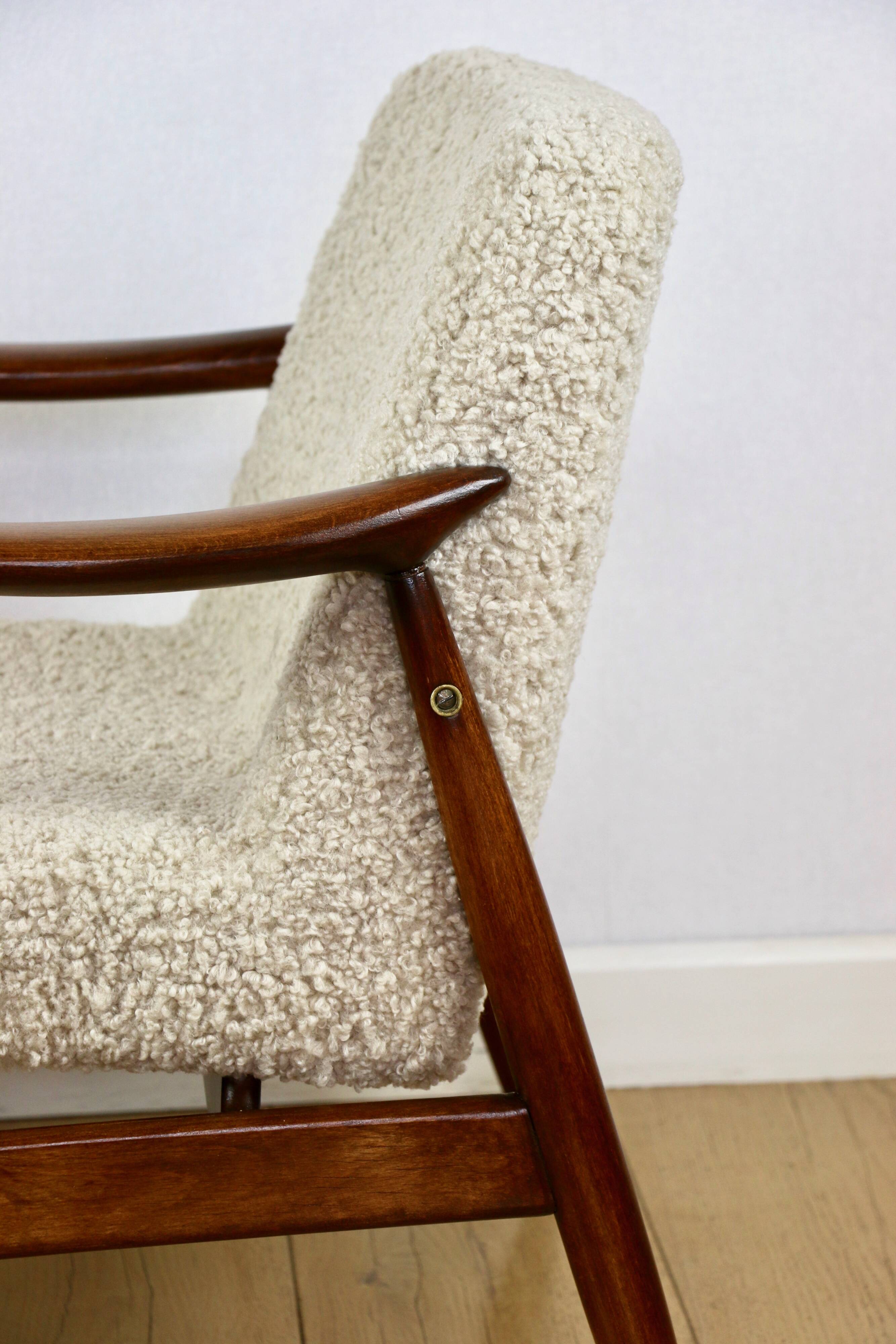 Vintage armchair GFM 300-202 design J.Kedziorek Loft 70s vintage beige boucle lamb - 2 pieces available