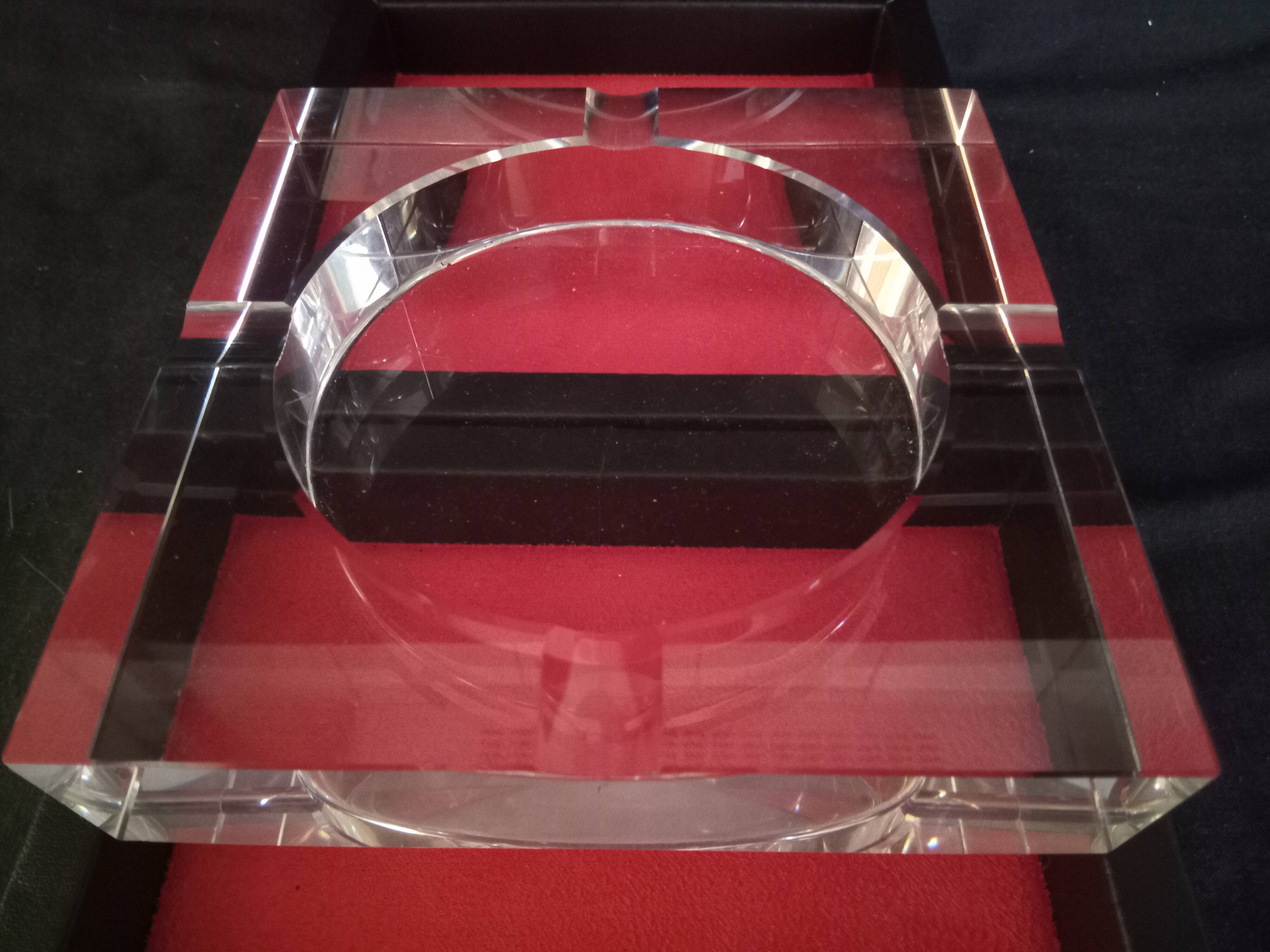 Art Deco crystal ashtray, in its presentation box, in new condition.
