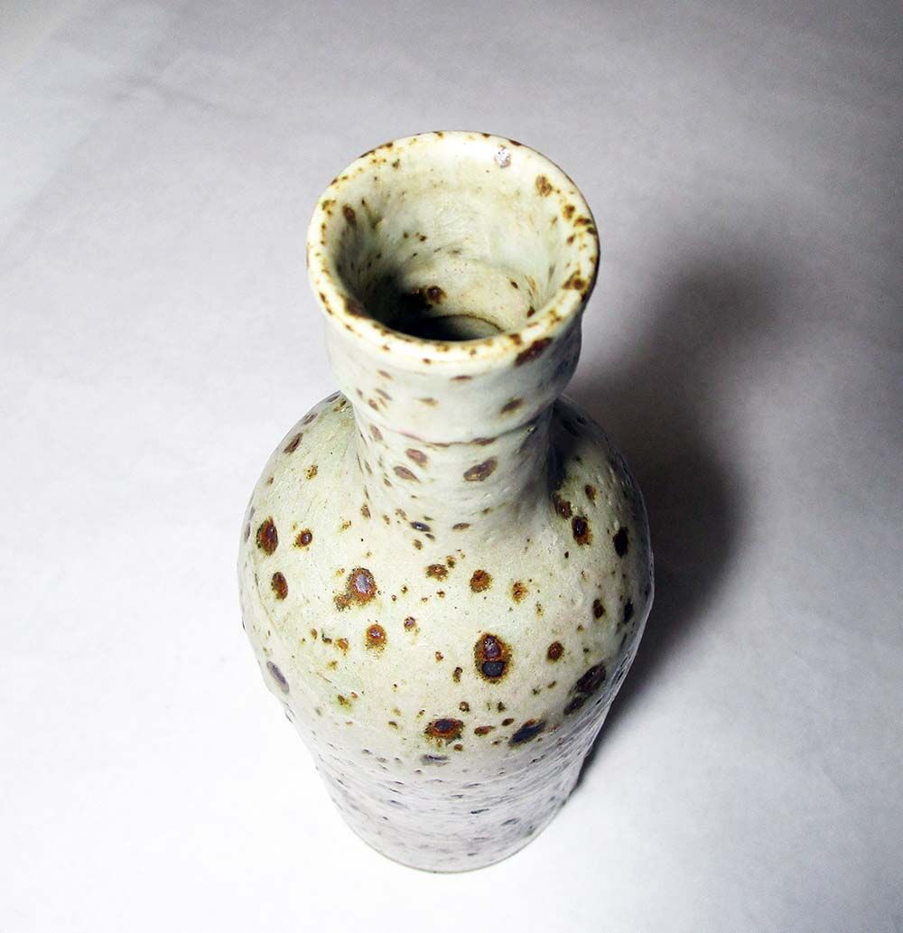 Bottle vase in speckled sandstone