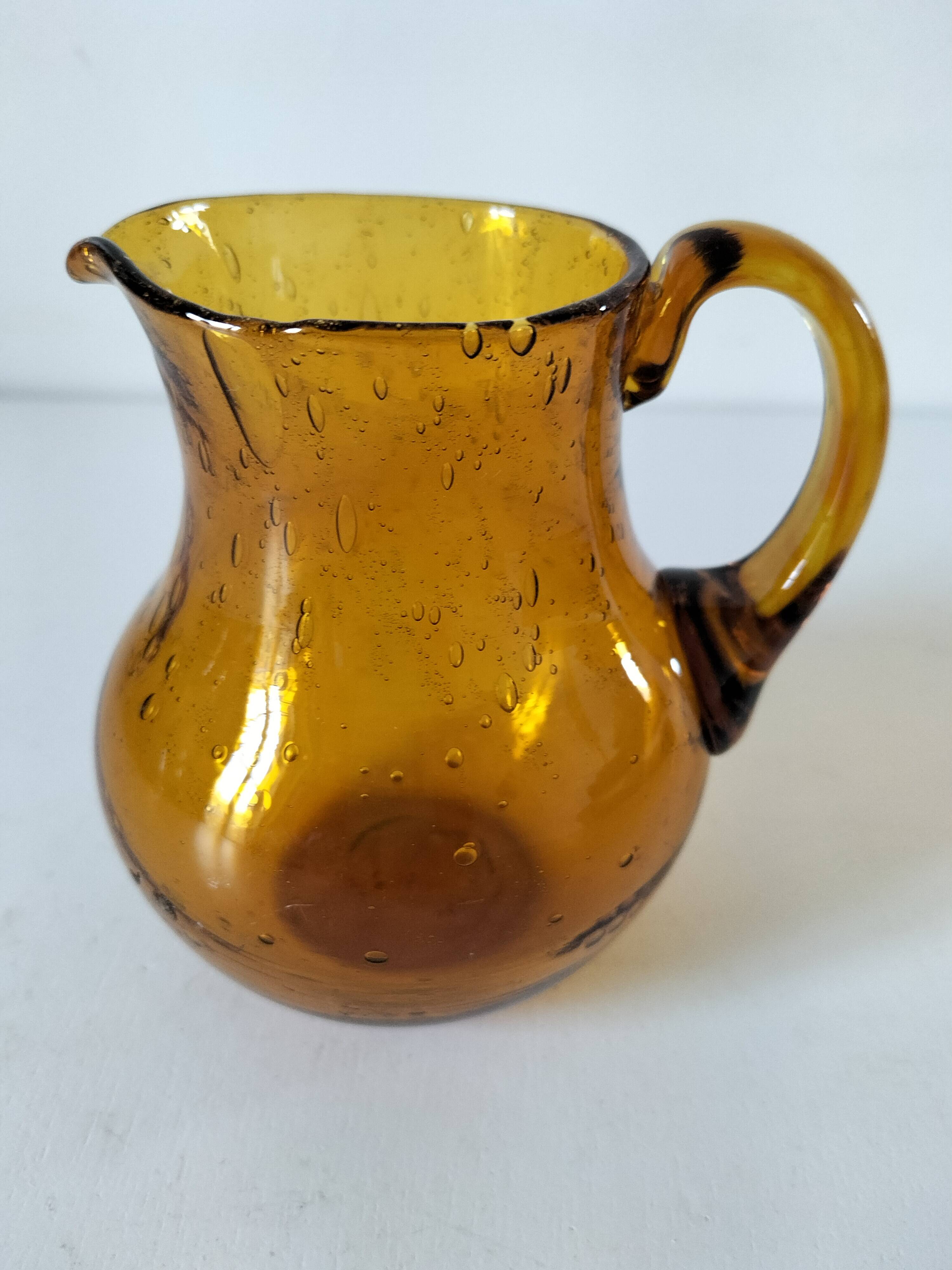 Petit pichet en verre bullé de Biot jaune doré