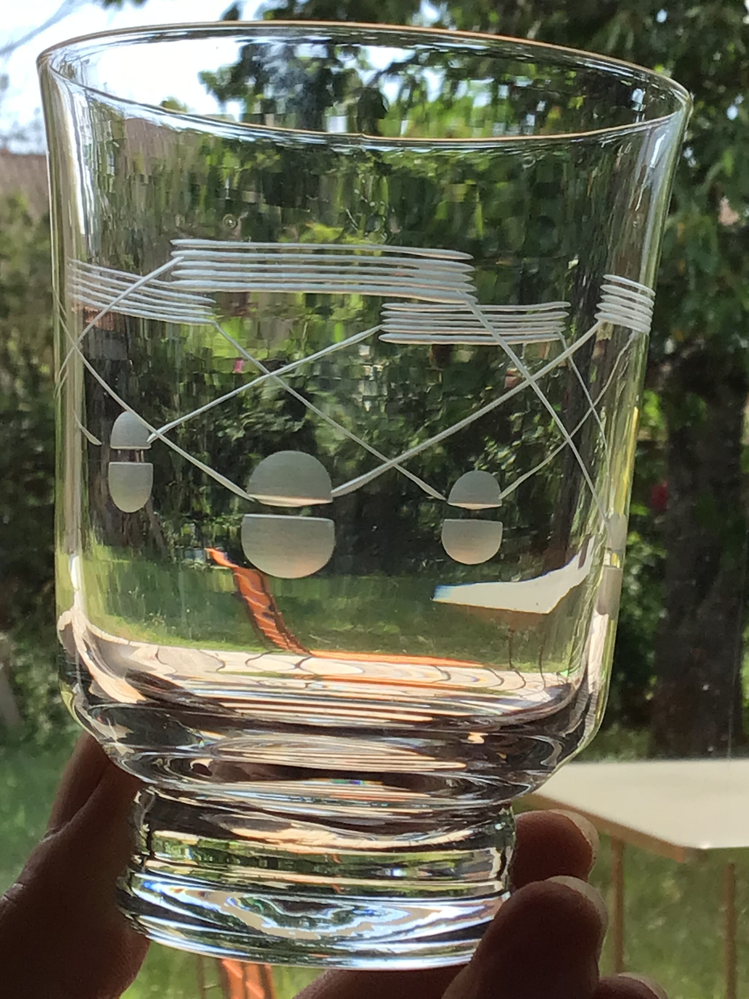 7 verres a eau gravés art déco  hauteur 9,5cm