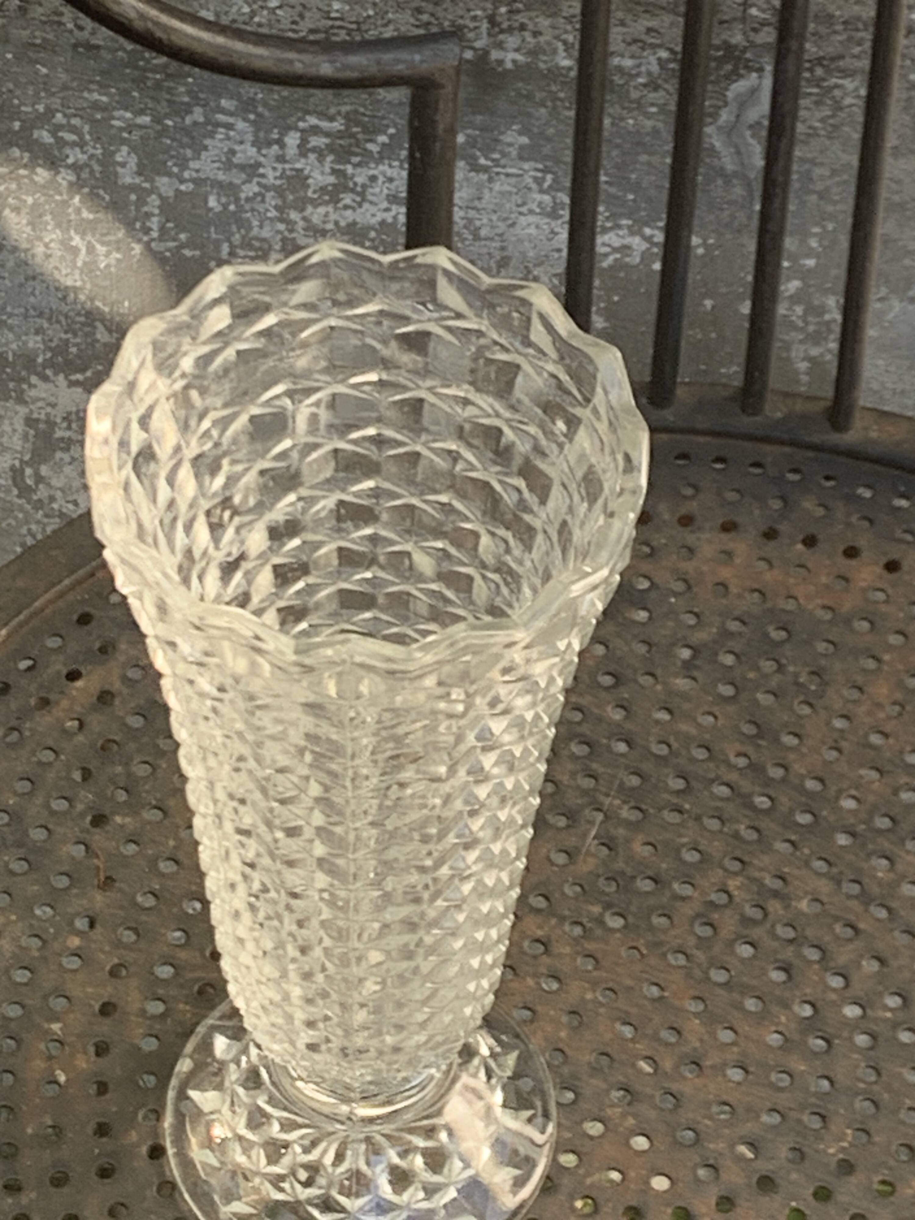 Lot de deux grands vases en verre transparent moule, sur pieds, vintage