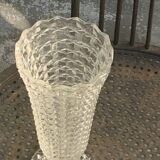 Lot de deux grands vases en verre transparent moule, sur pieds, vintage