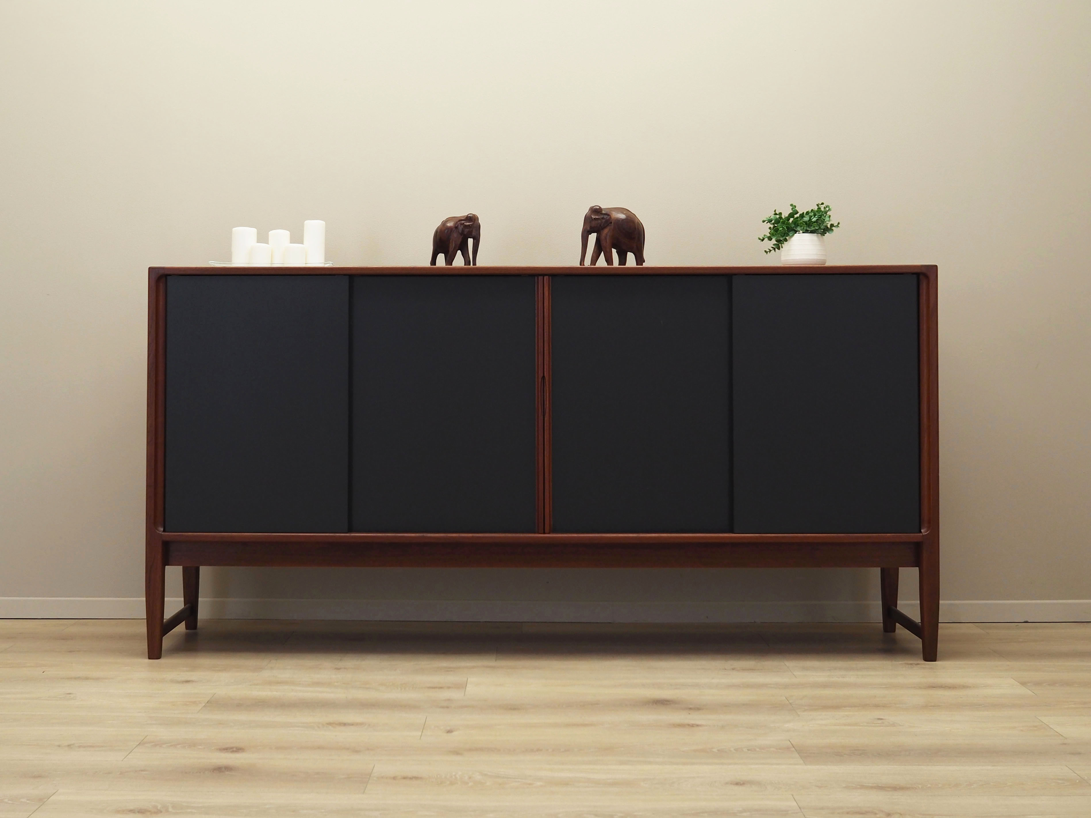Enfilade en teck, design danois, années 1970, production: danemark