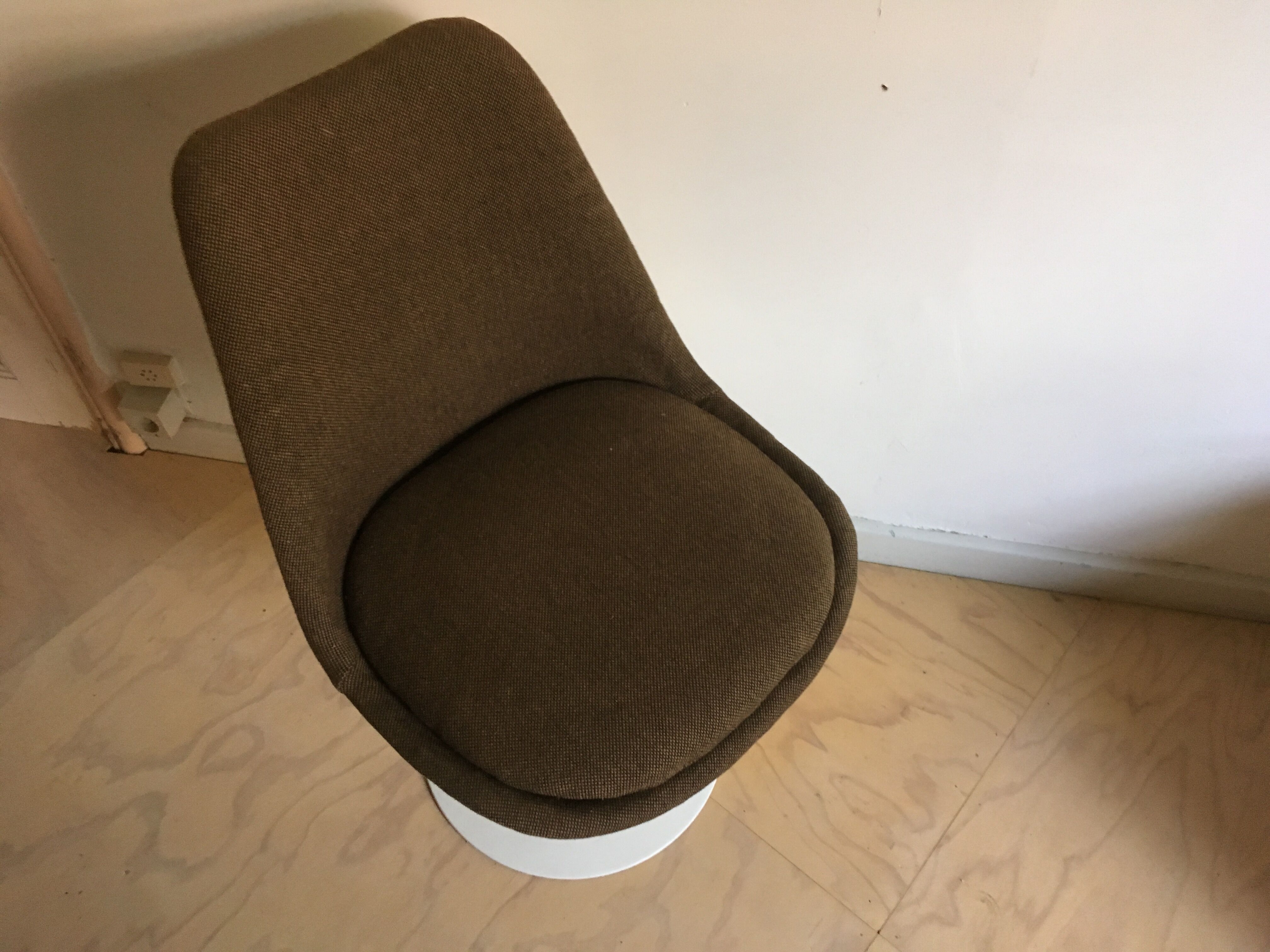 Eero Saarinen Tulip chair, produced by De Coene Courtrai