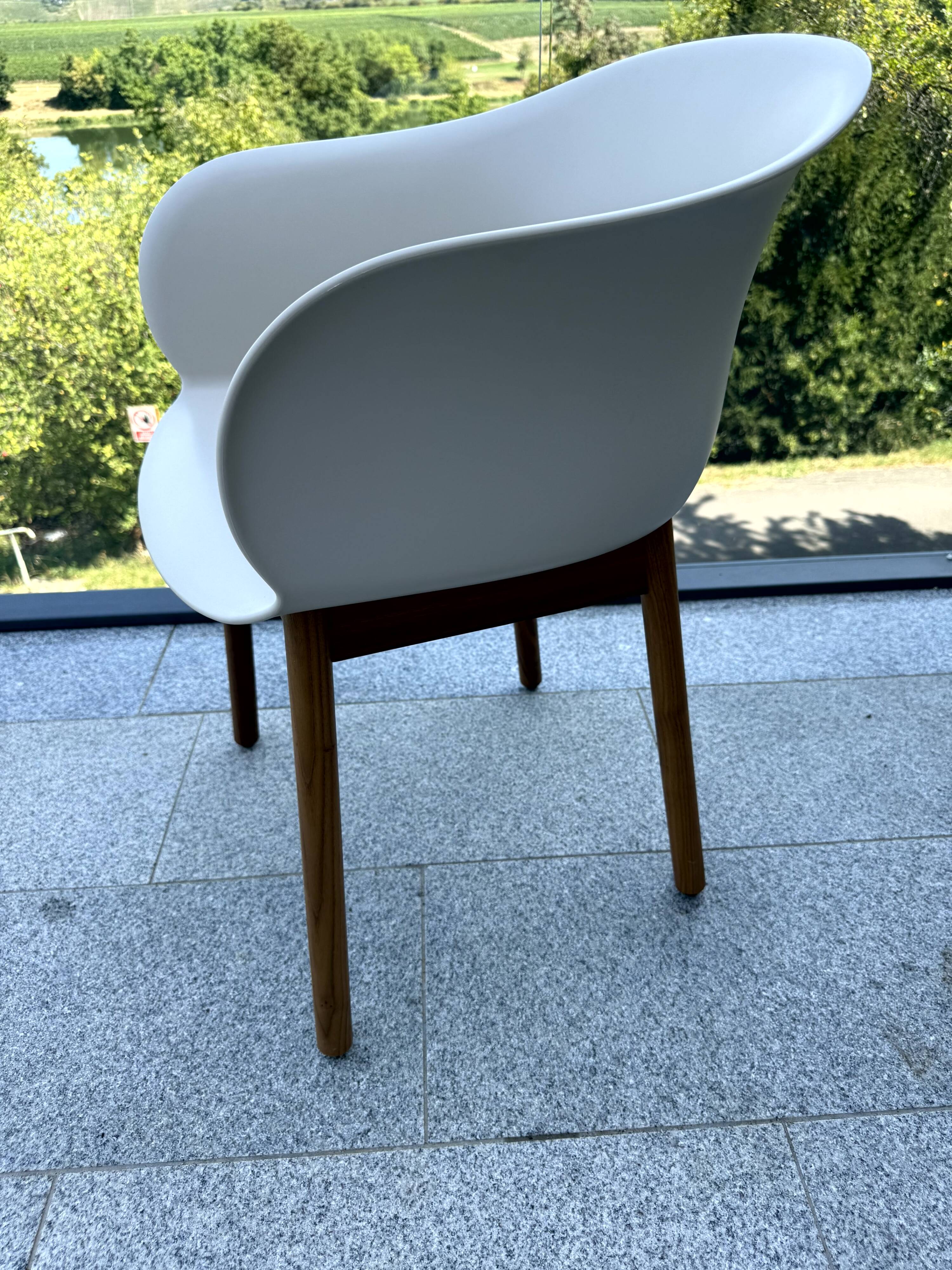 Scandinavian chair “Elefy style”, white shell & wooden legs – like new