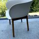 Chaise scandinave “style Elefy”, coque blanche & pieds bois – comme neuve