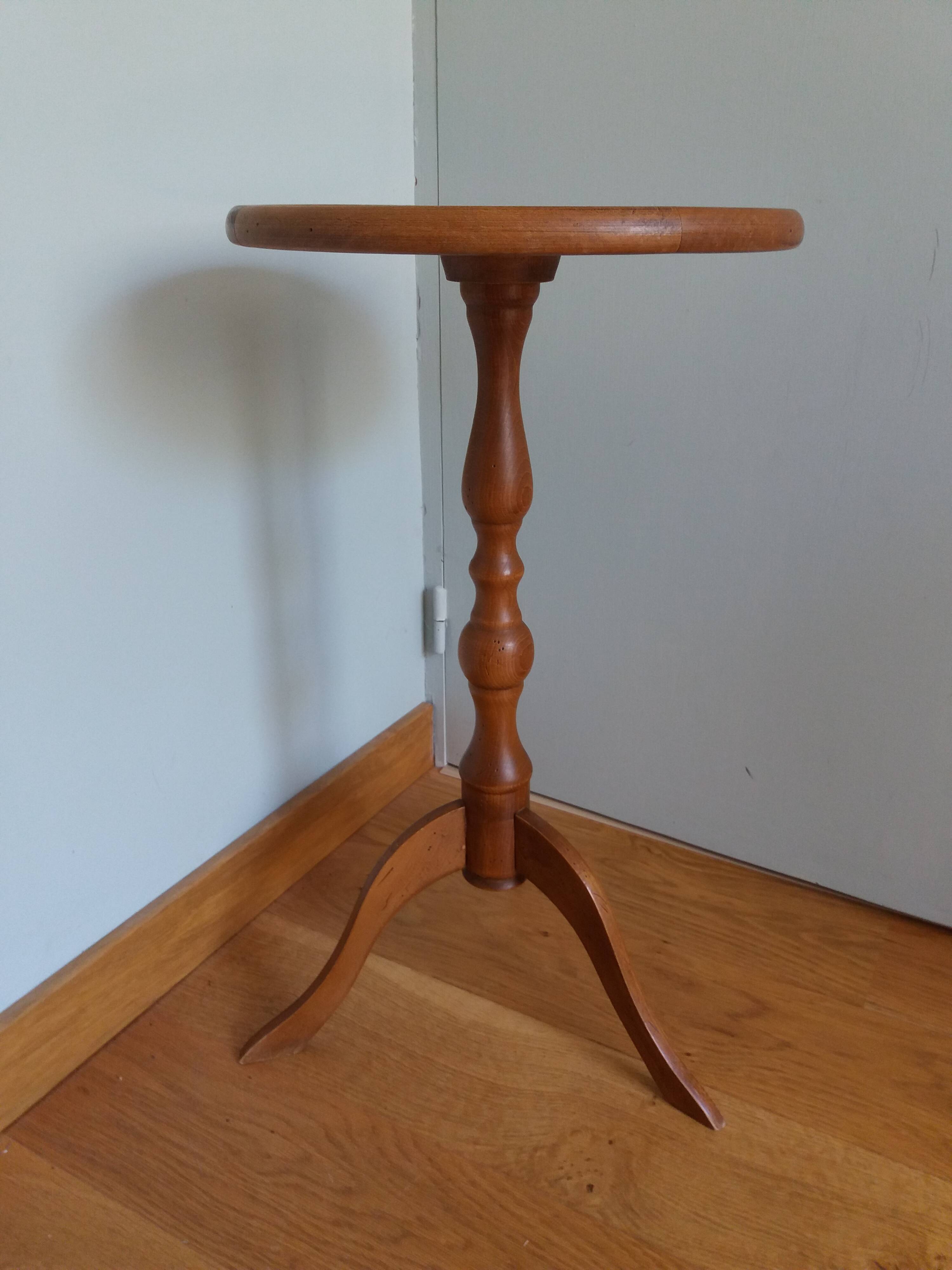 Tripod pedestal table