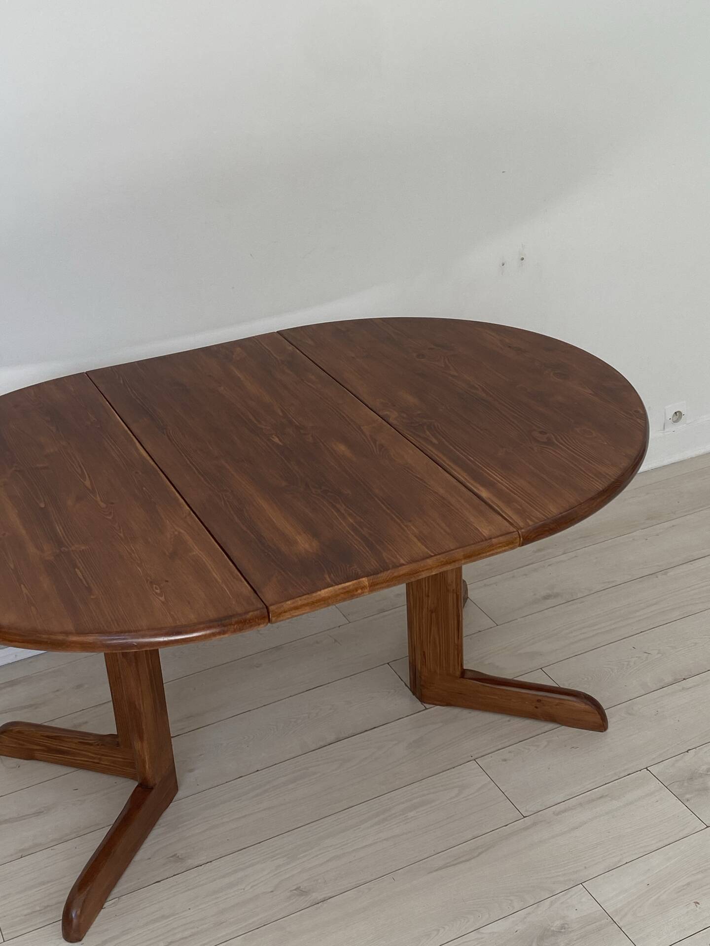 Extendable table for 4/6 people in pine.