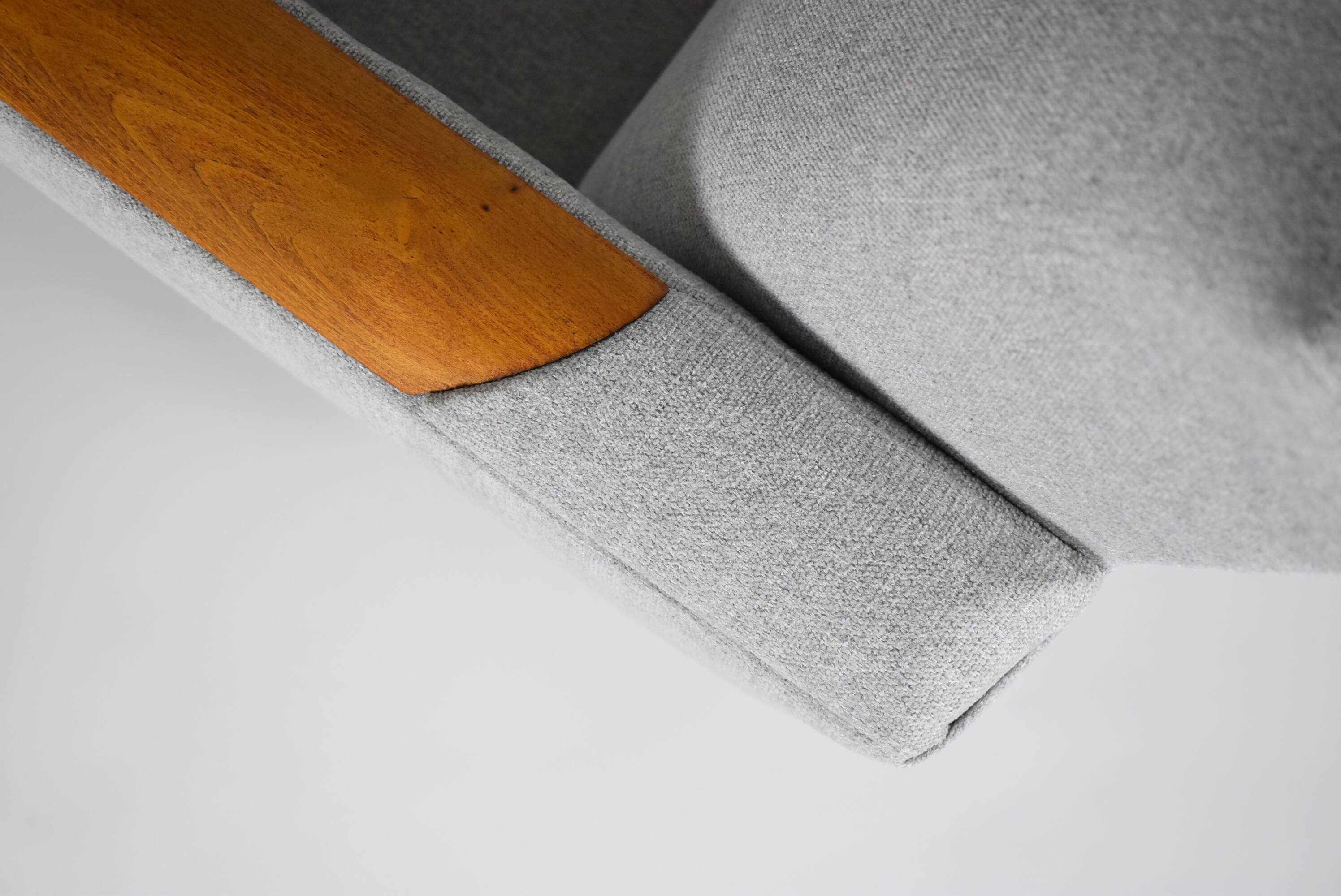 Fauteuil moderne du milieu du siècle, restauré, 1960, tissu gris clair