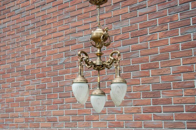 Lustre en laiton du milieu du XXe siècle, Europe occidentale