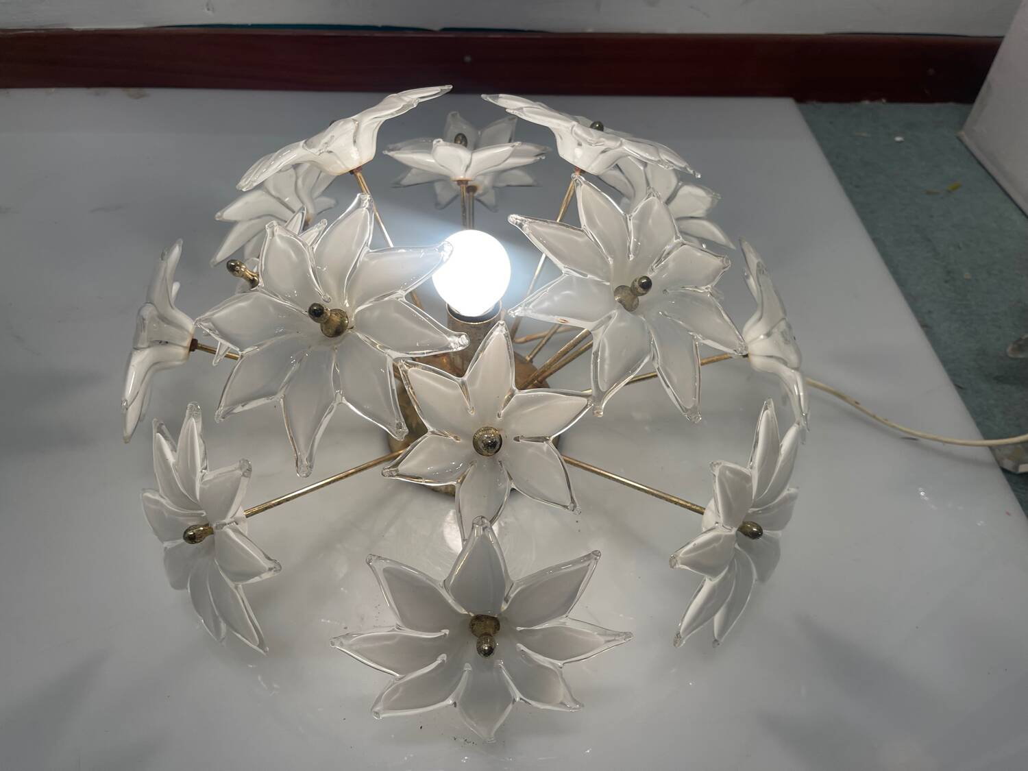 Lampe de table en verre de Murano blanc et laiton, années 1970