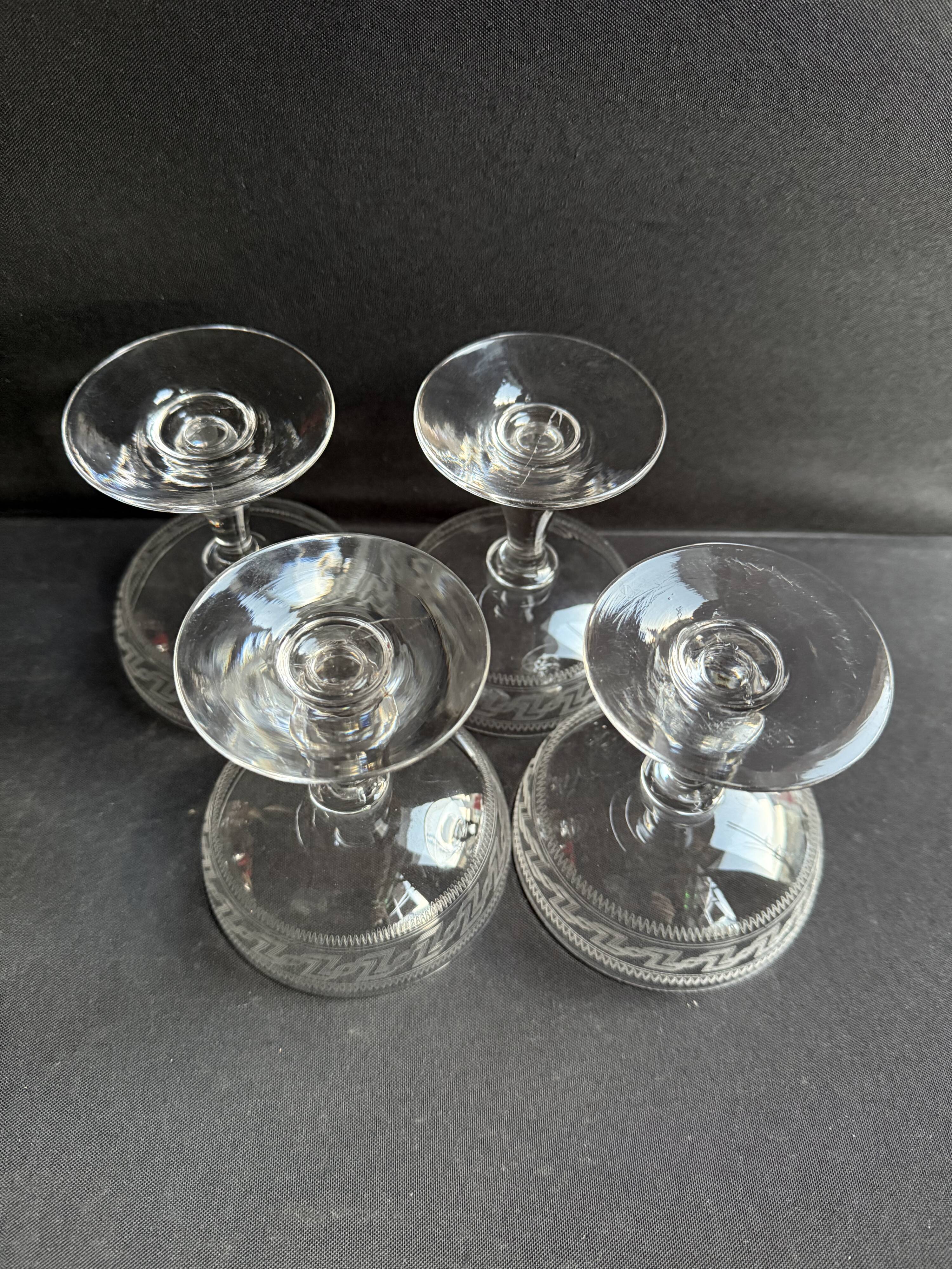 4 coupes à champagne Baccarat gravure Grecque inclinée