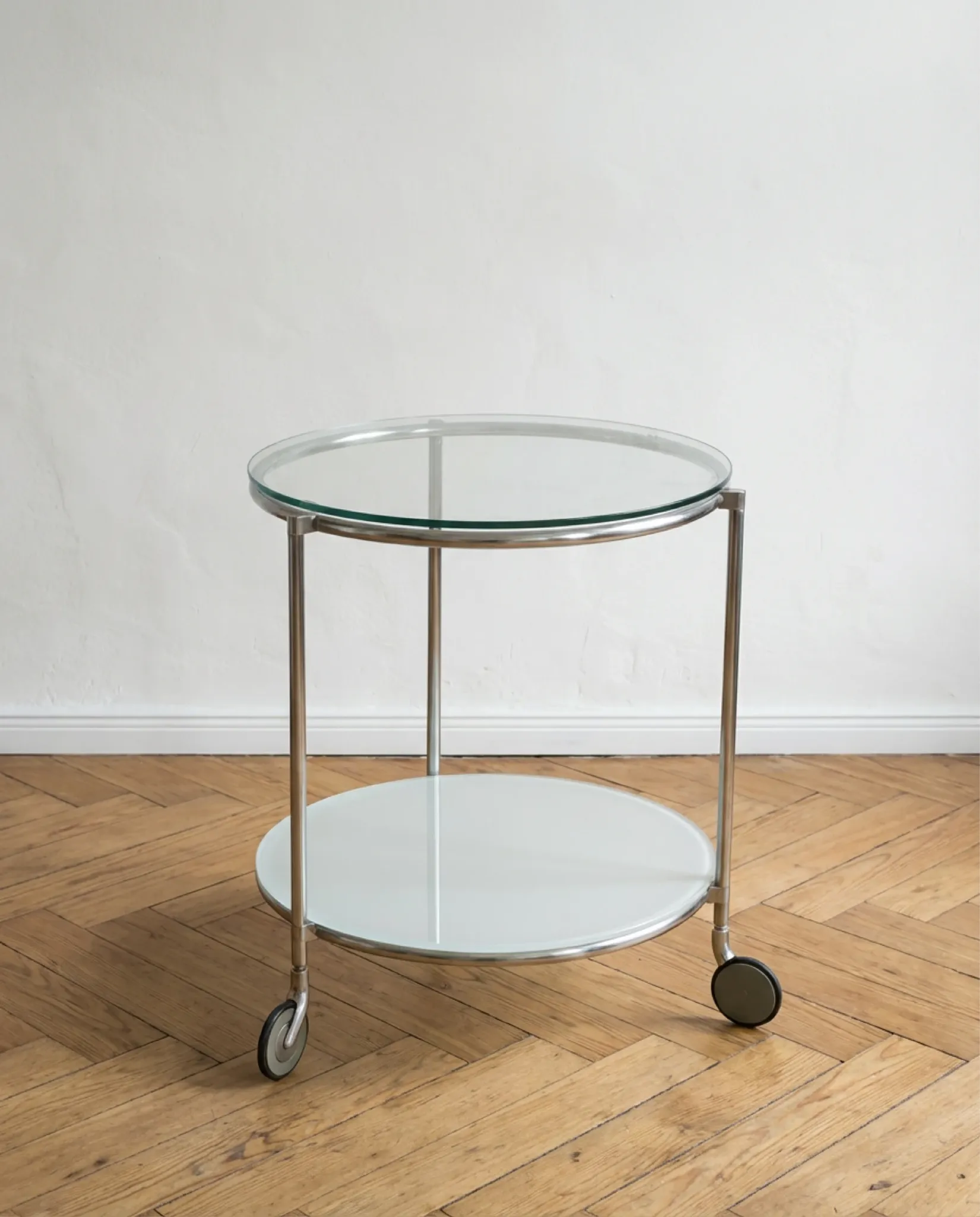 Desserte ronde / table d’appoint ou de lit — design Ehlen Johansson