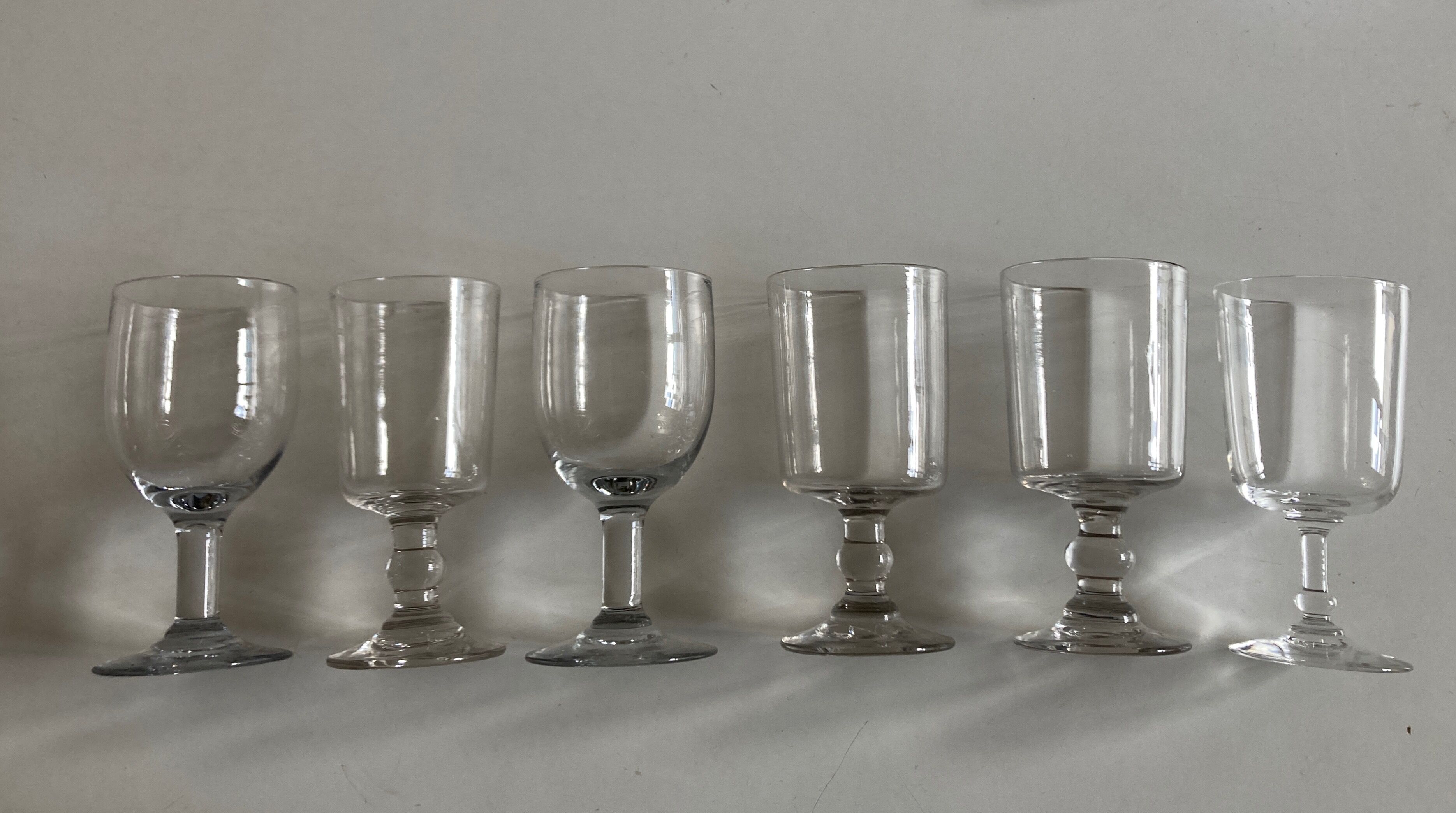 Set de 6 verres de table à pied mi 19e assortis