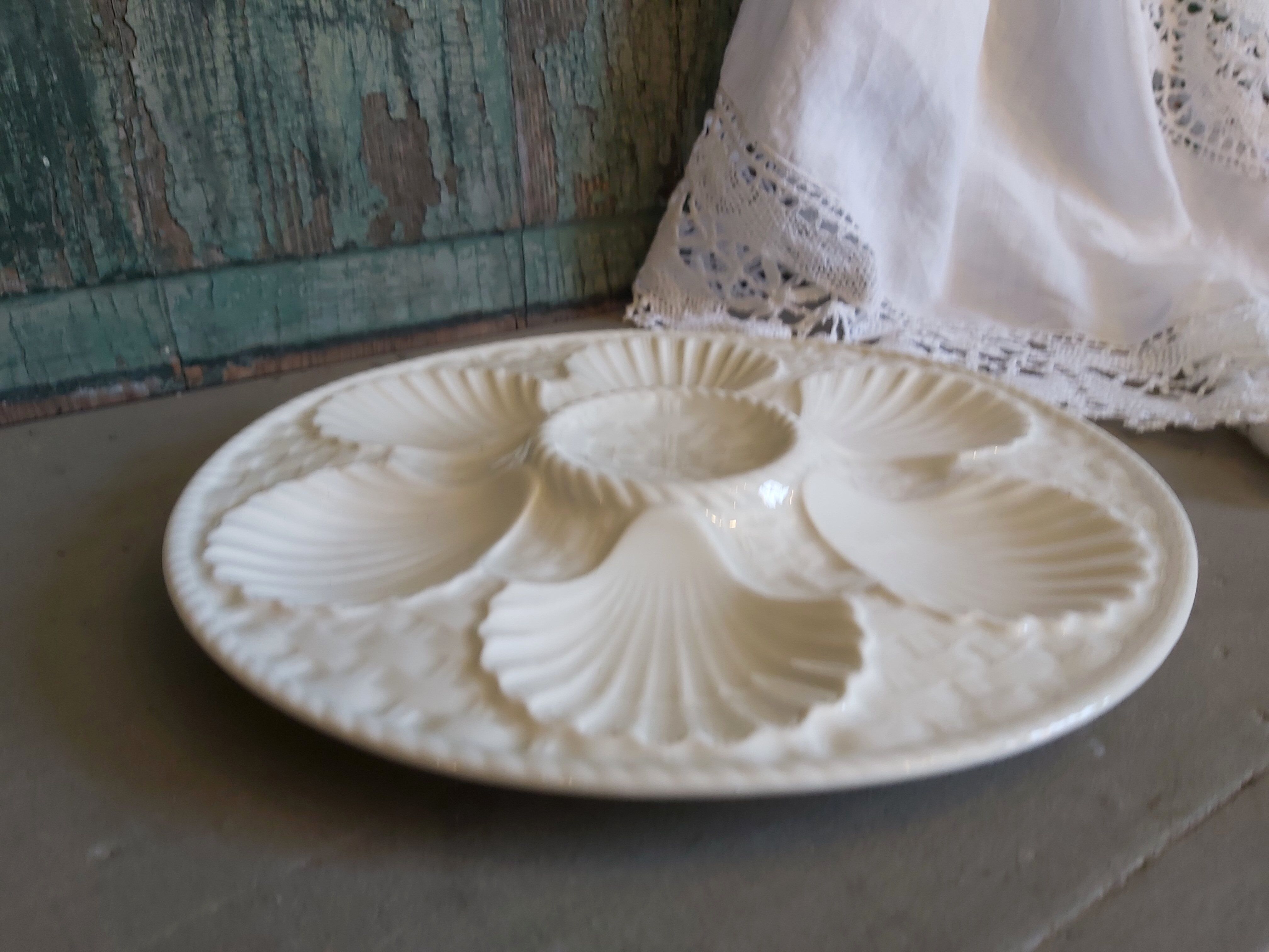 Vintage French oyster plate in majolica from Longchamp