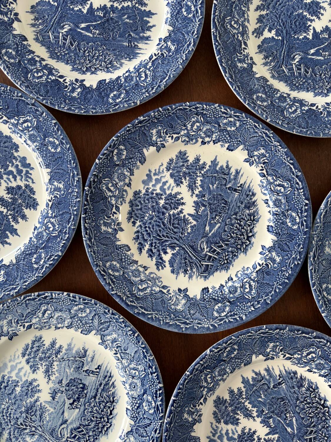 9-piece service of English plates with blue and white country decor